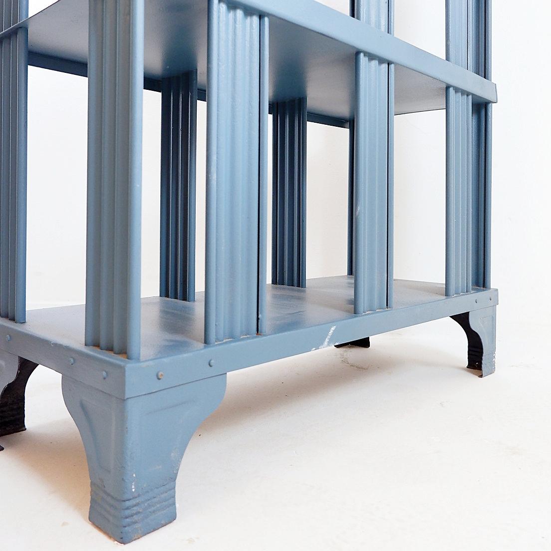 Scaffale in metallo verniciato Strafor del XX secolo in vendita 6