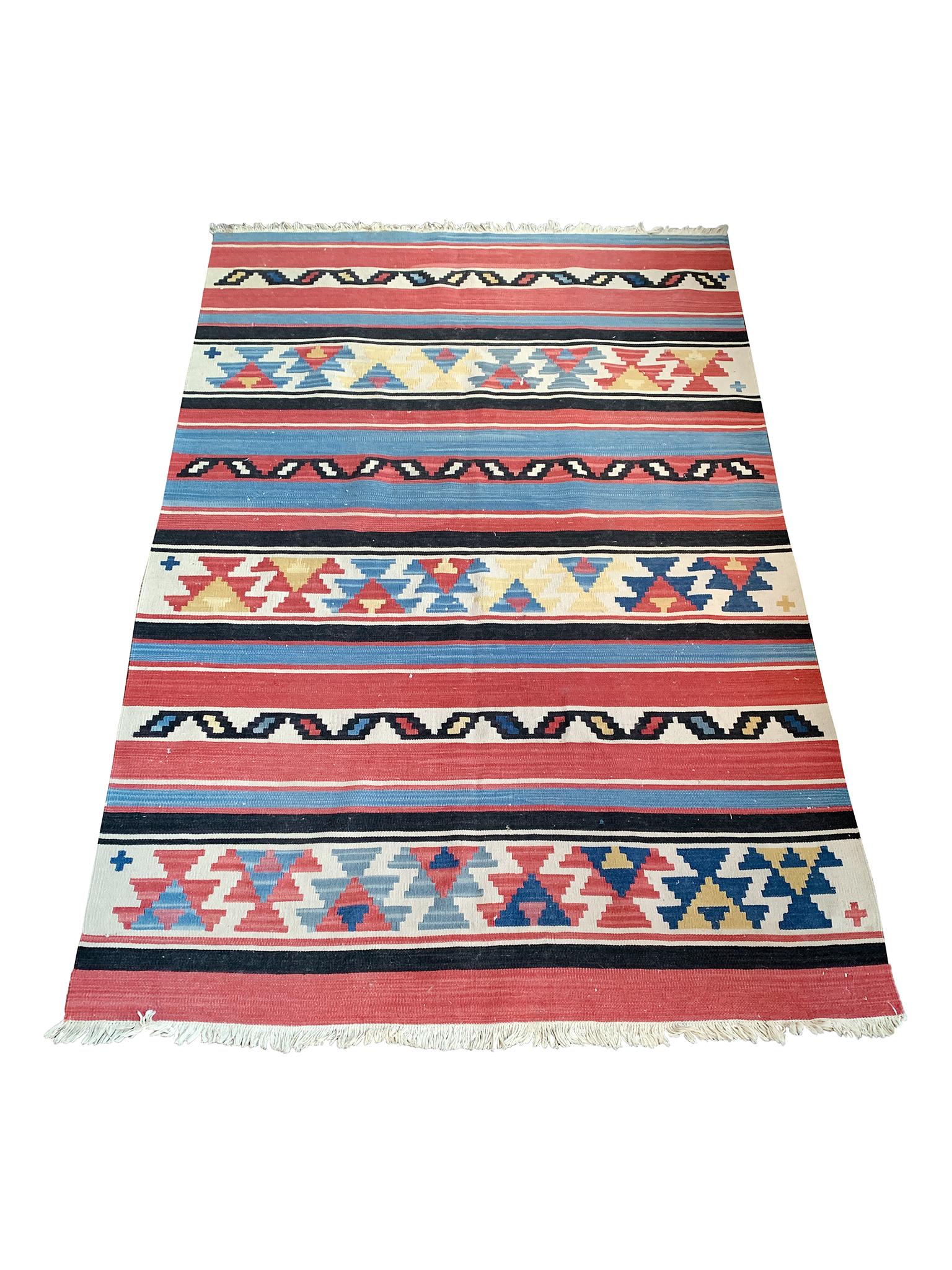 Handgewebter, gestreifter Navajo-Teppich des 20. Jahrhunderts mit einer leuchtenden Farbpalette aus Blau, Rot, Gelb, Elfenbein und Schwarz.

Abmessungen:
6' x 3' 11