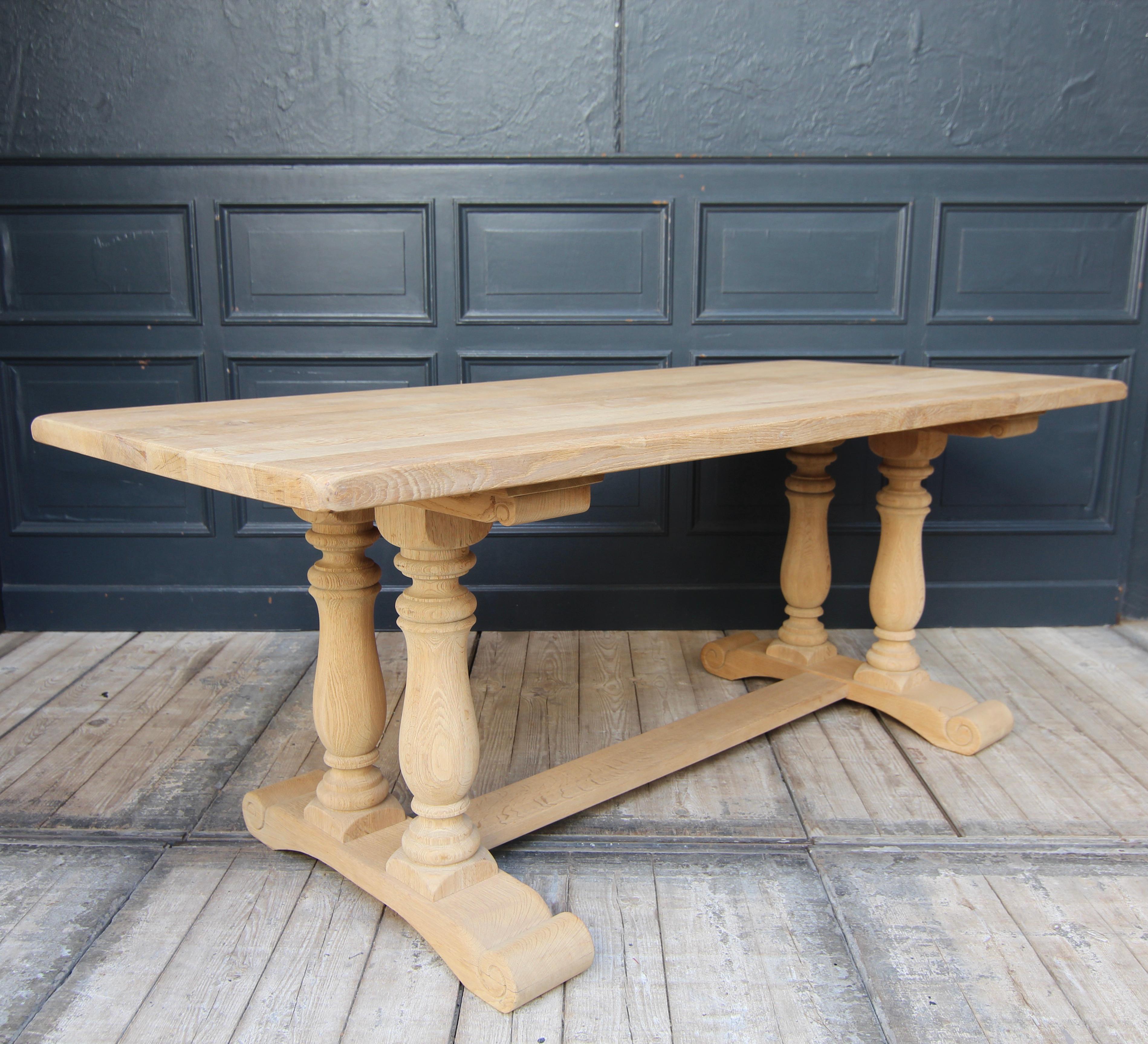 20th Century Stripped Oak Dining Table In Good Condition For Sale In Dusseldorf, DE