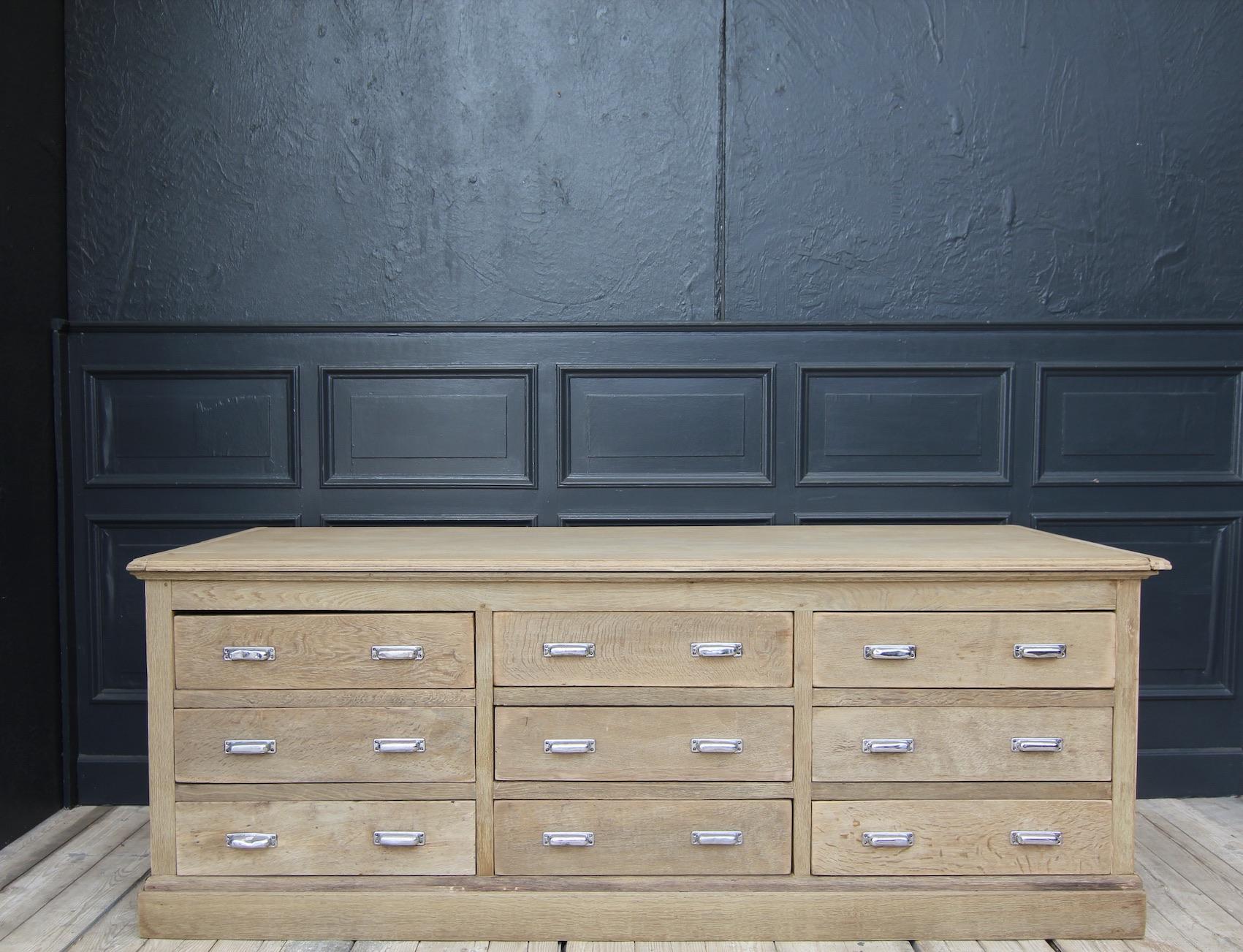 20th Century Stripped Oak Shop Counter with Drawers In Good Condition In Dusseldorf, DE