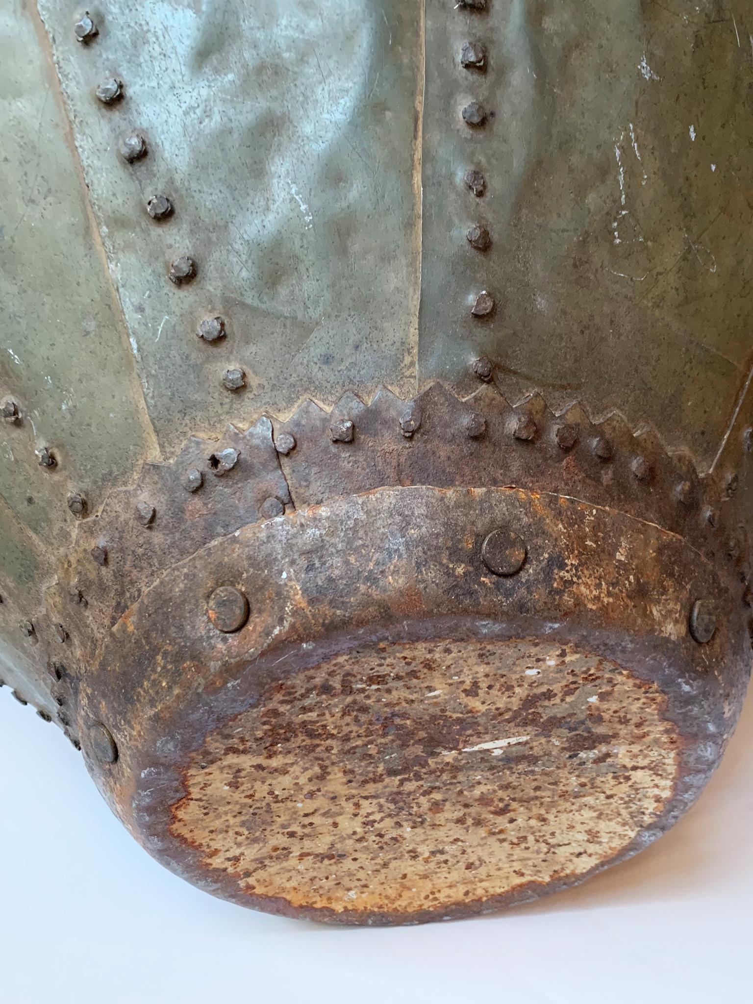 Urna in ottone e bronzo borchiato del XX secolo in vendita 9