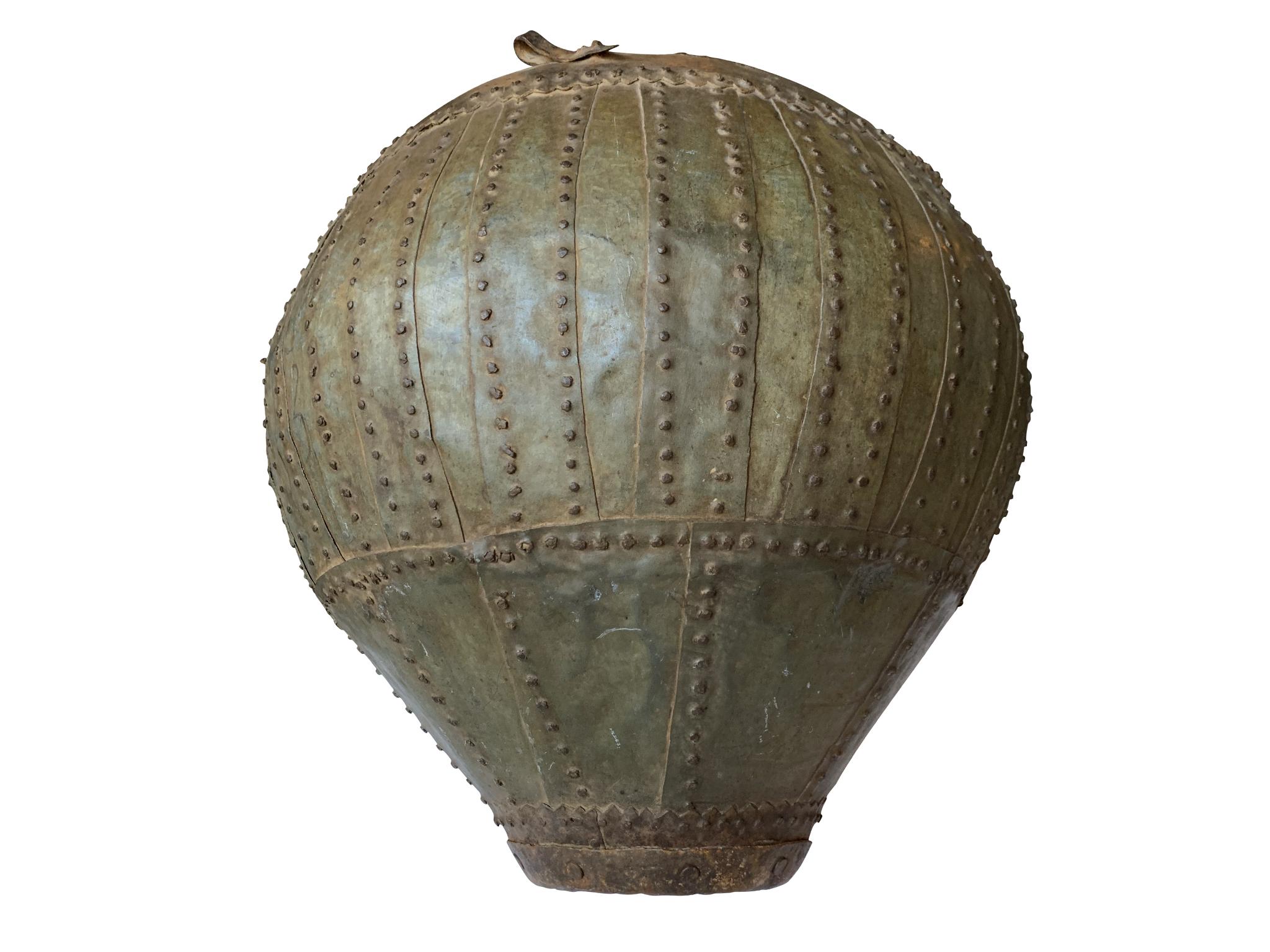 Ottone Urna in ottone e bronzo borchiato del XX secolo in vendita
