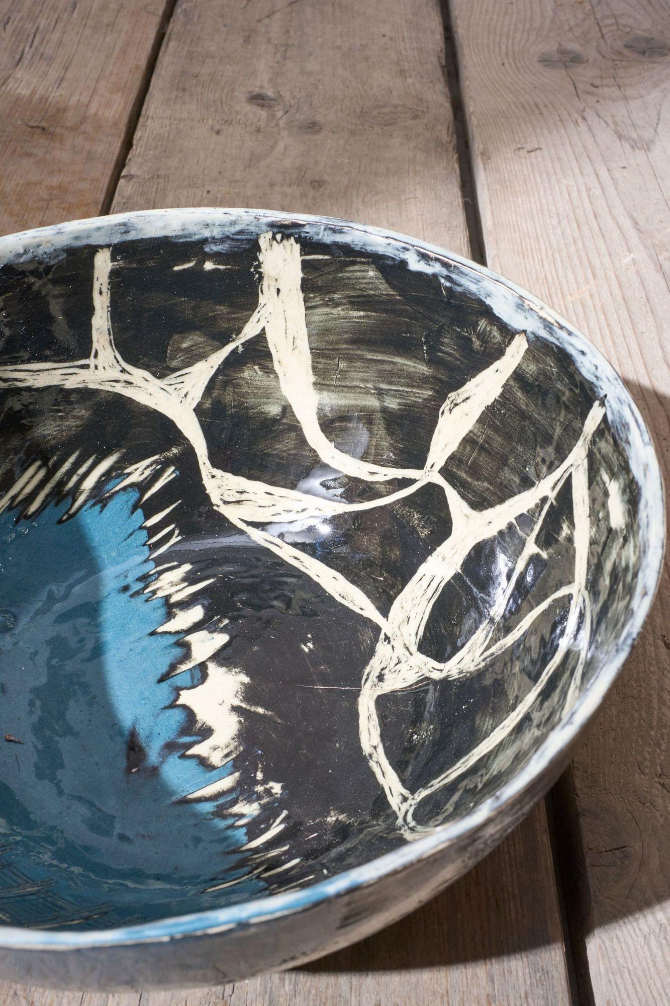 Nous avons eu la chance de mettre la main sur de superbes bols en poterie d'atelier du XXe siècle provenant d'un artiste belge. Chacun d'entre eux est fabriqué et décoré à la main. De superbes couleurs et motifs audacieux, idéaux pour un montage