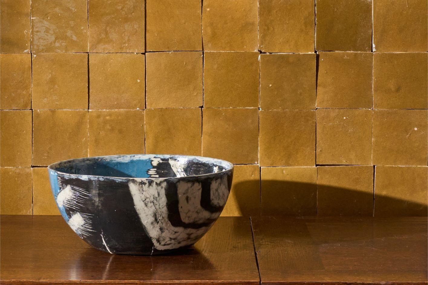 Bol en poterie du 20th Century Studio - Bleu et noir Excellent état - En vente à Malton, GB