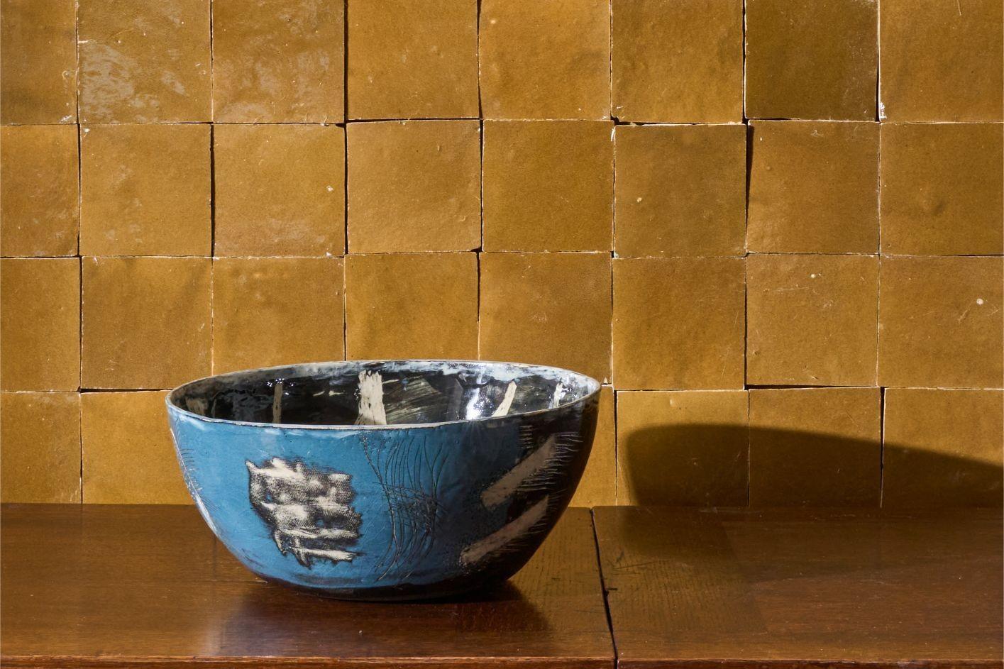 20ième siècle Bol en poterie du 20th Century Studio - Bleu et noir en vente