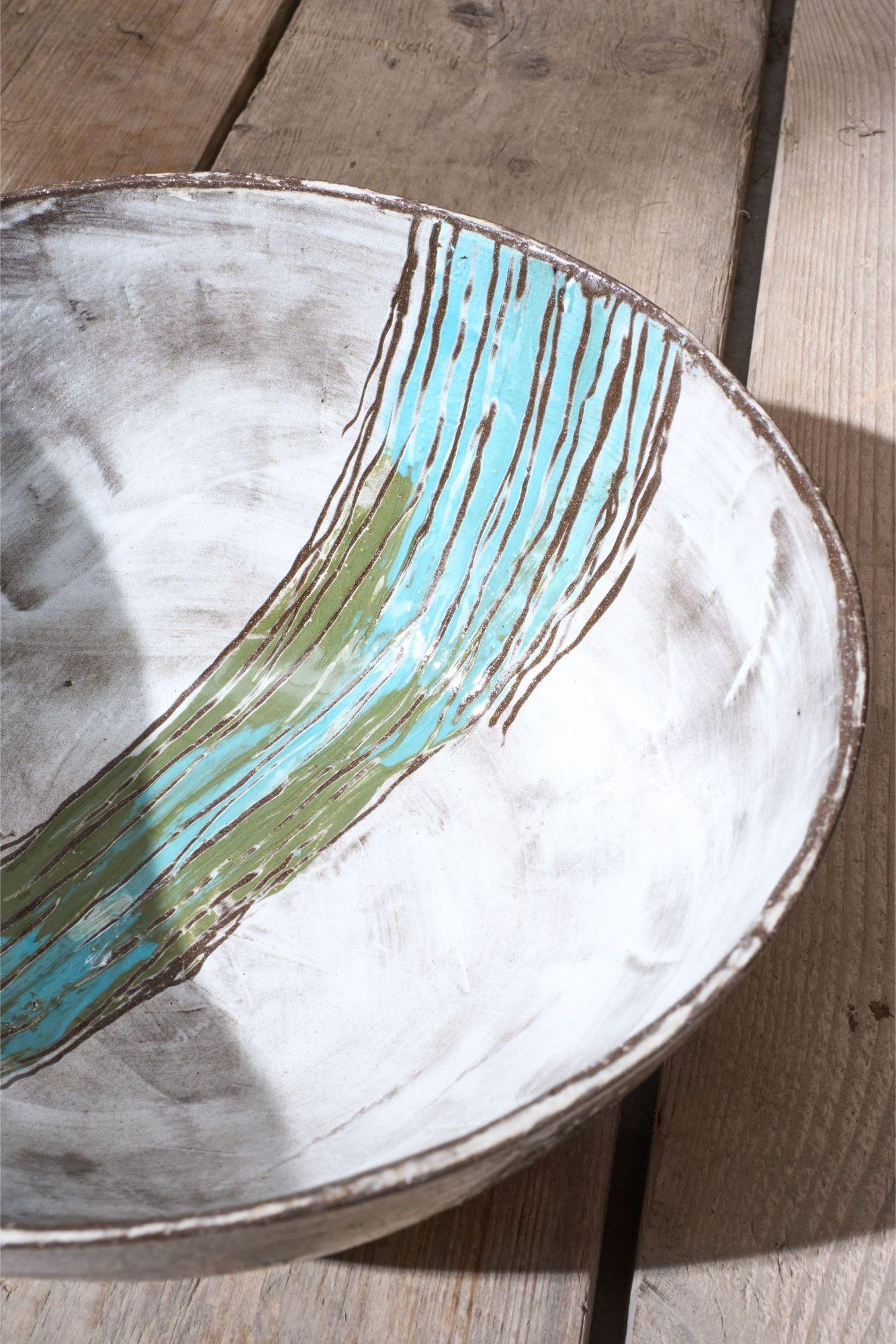 Abbiamo avuto la fortuna di entrare in possesso di alcune splendide ciotole in Studio Pottery del XX secolo di un artista belga. Ognuno di essi è stato realizzato e decorato a mano. Splendidi colori e motivi vivaci, ideali per essere montati a
