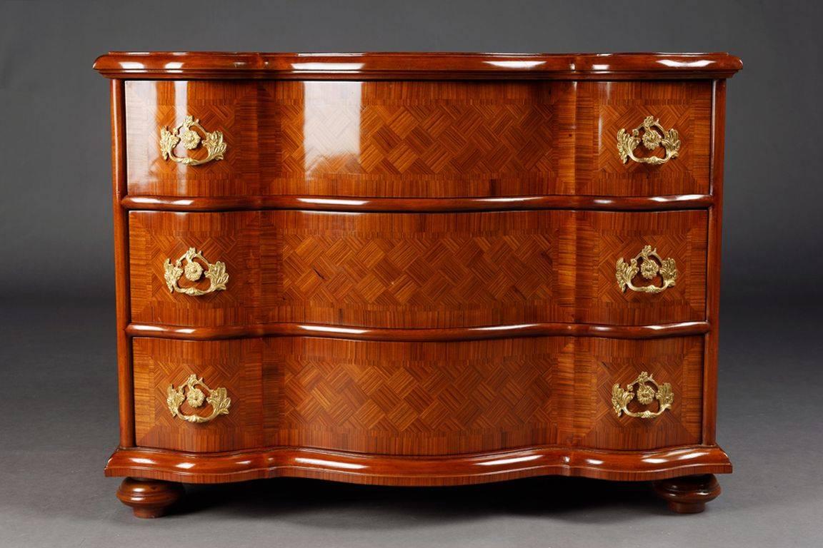 Lovely Baroque commode in 18th century style
Various precious wood veneer on solid spruce.

(D-Sam-48).
 