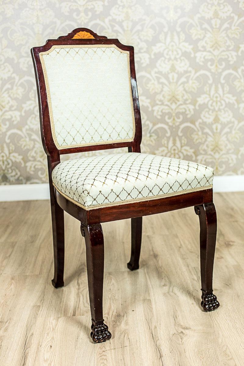 Stilisierter, runder Tisch des 20. Jahrhunderts mit gepolsterten Stühlen im Angebot 5