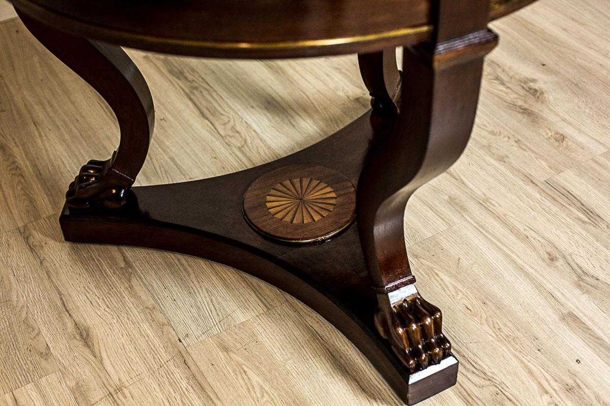Table ronde stylisée avec chaises tapissées Circa 1950 en vente 2