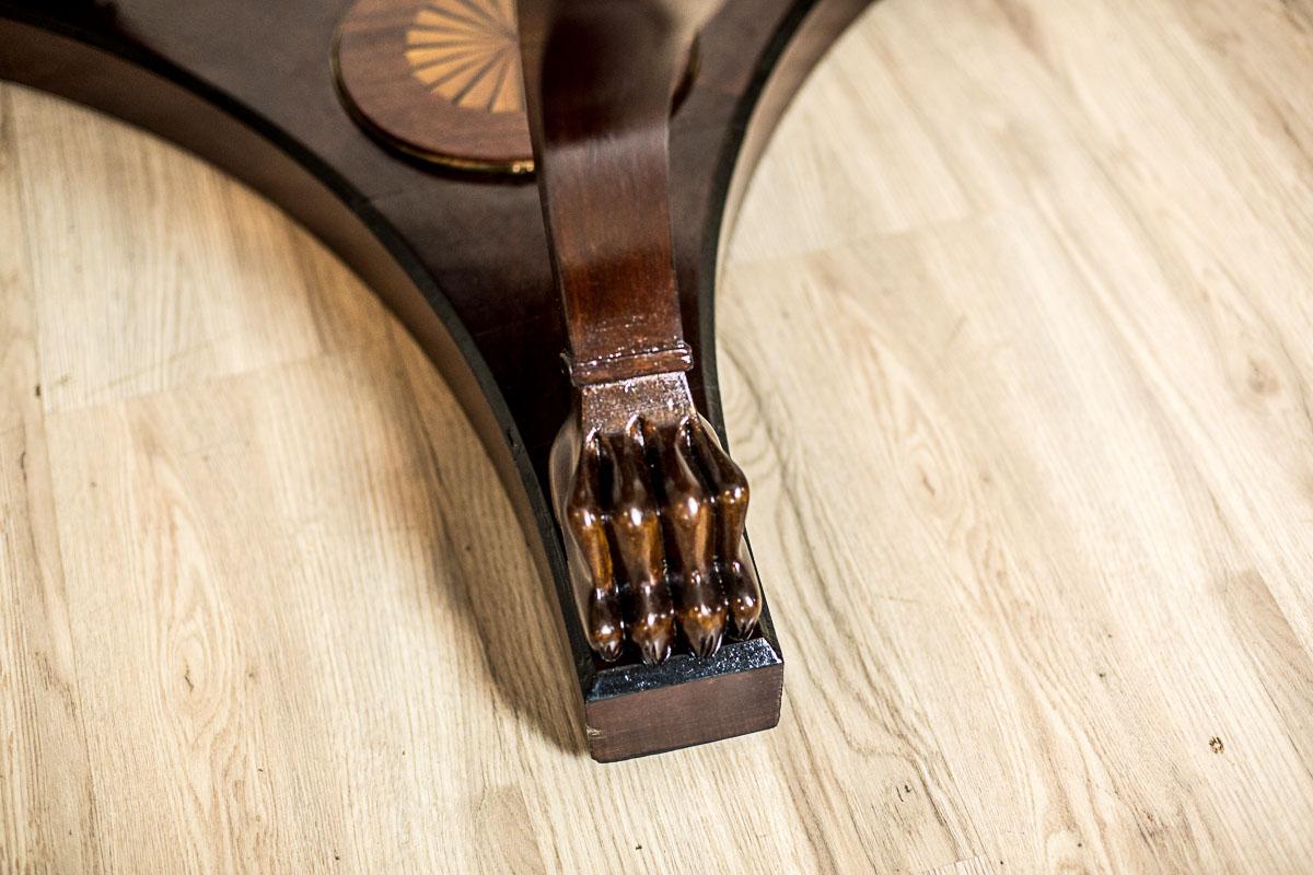 Table ronde stylisée avec chaises tapissées Circa 1950 en vente 3