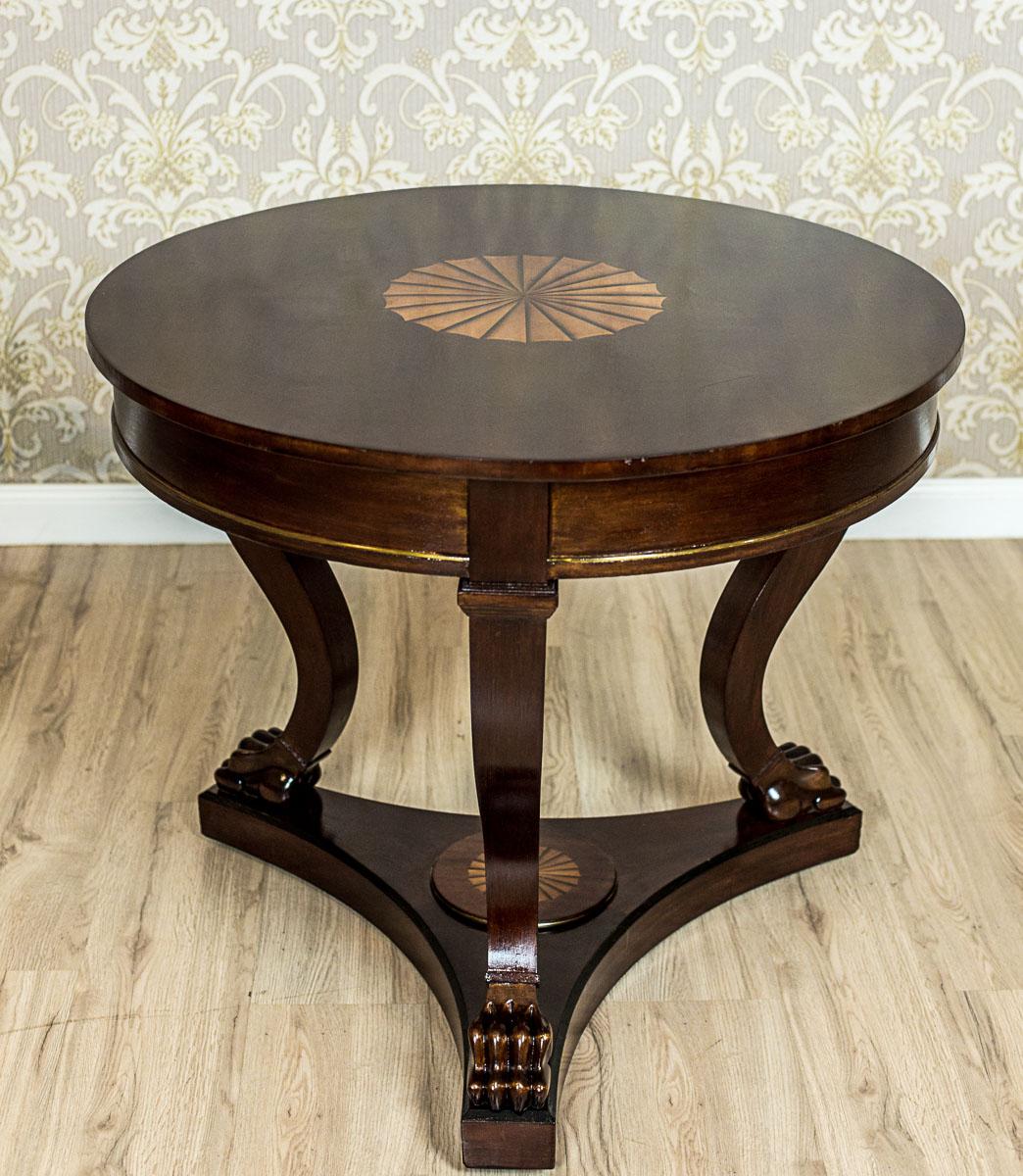 We present you this set of living room furniture, composed of a round table and four chairs.
This suite is from the 1950s, stylized as Biedermeier.
The table is round, supported on three bentwood legs that are placed on a dais in the shape of a