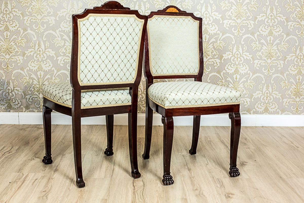 Stilisierter, runder Tisch des 20. Jahrhunderts mit gepolsterten Stühlen (Europäisch) im Angebot