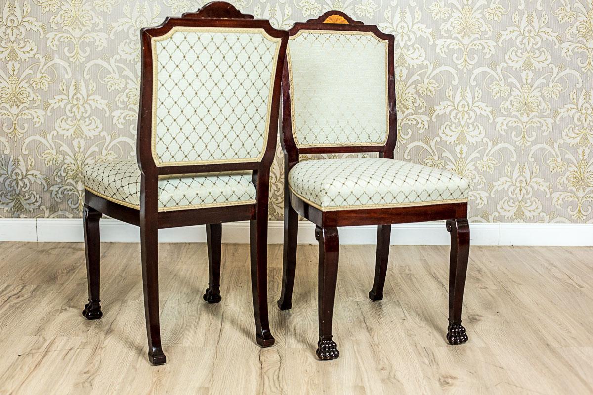 Table ronde stylisée avec chaises tapissées Circa 1950

Un ensemble de salon composé d'une table ronde et de quatre chaises. Le décor, datant des années 1950, est stylisé à la mode Biedermeier. La table ronde repose sur trois pieds incurvés placés