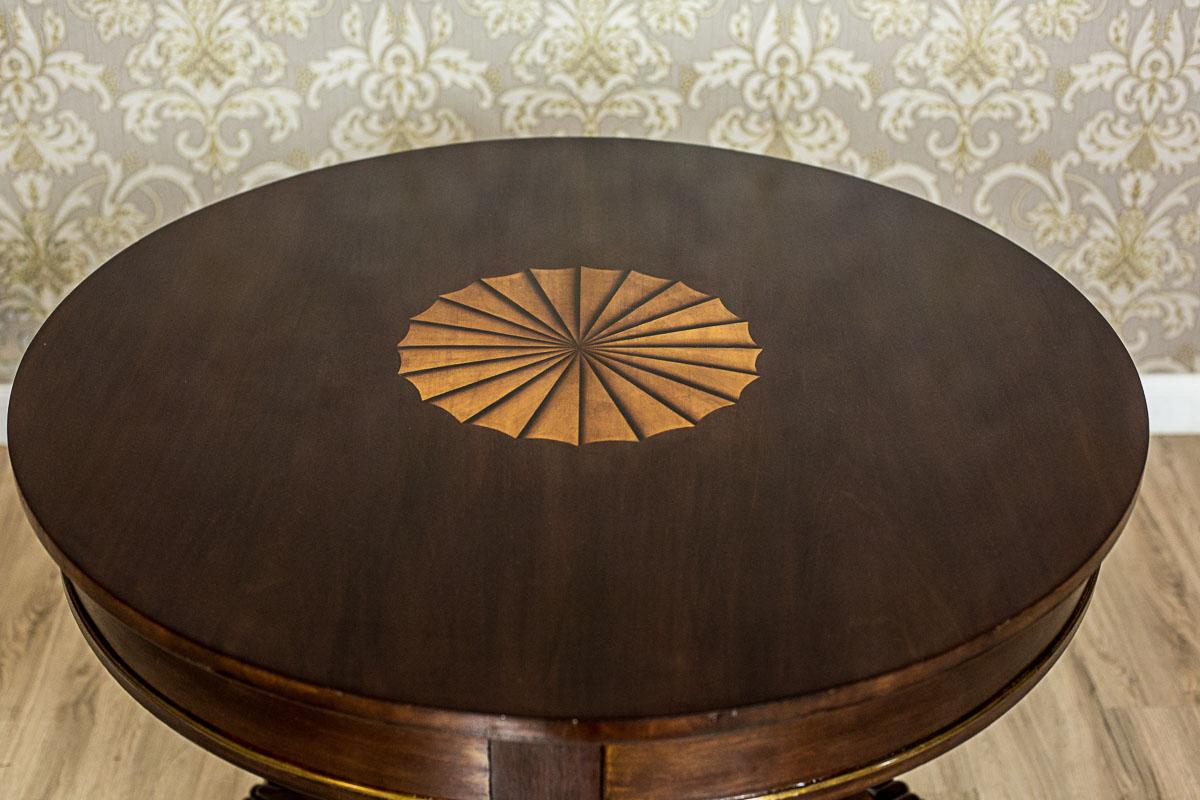 Stilisierter, runder Tisch des 20. Jahrhunderts mit gepolsterten Stühlen im Angebot 2