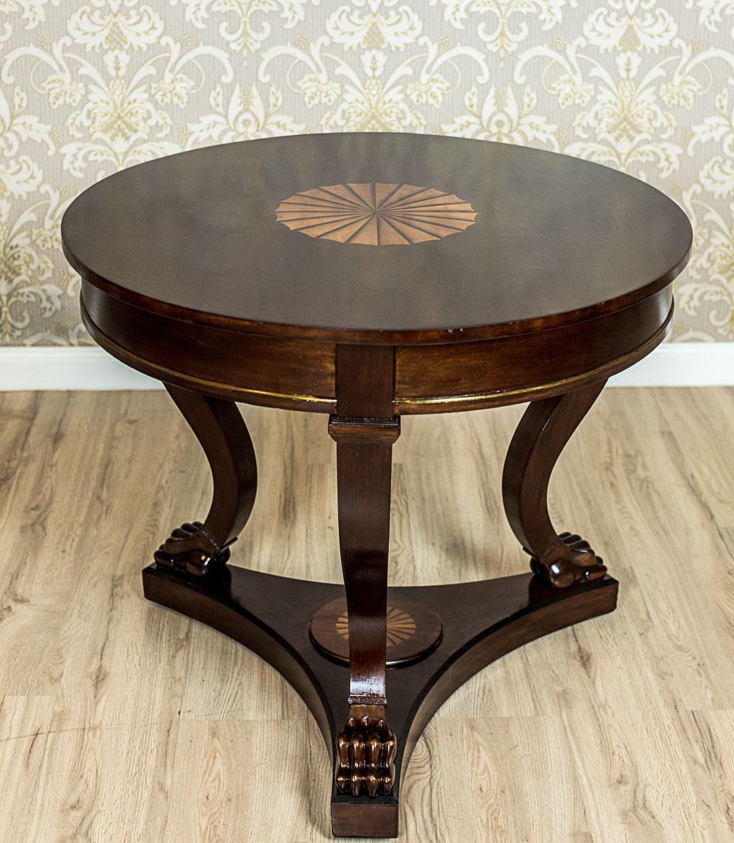 20ième siècle Table ronde stylisée avec chaises tapissées Circa 1950 en vente