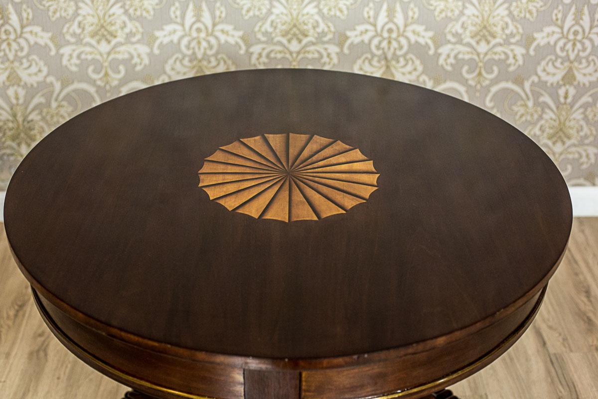 Tissu d'ameublement Table ronde stylisée avec chaises tapissées Circa 1950 en vente