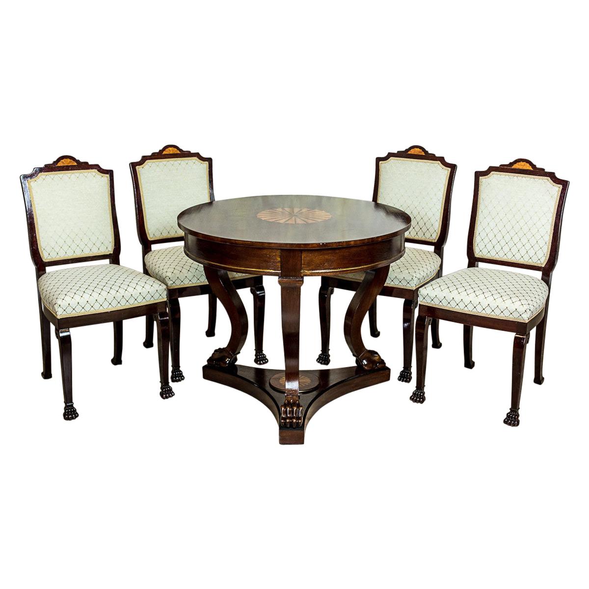 Stilisierter, runder Tisch des 20. Jahrhunderts mit gepolsterten Stühlen im Angebot