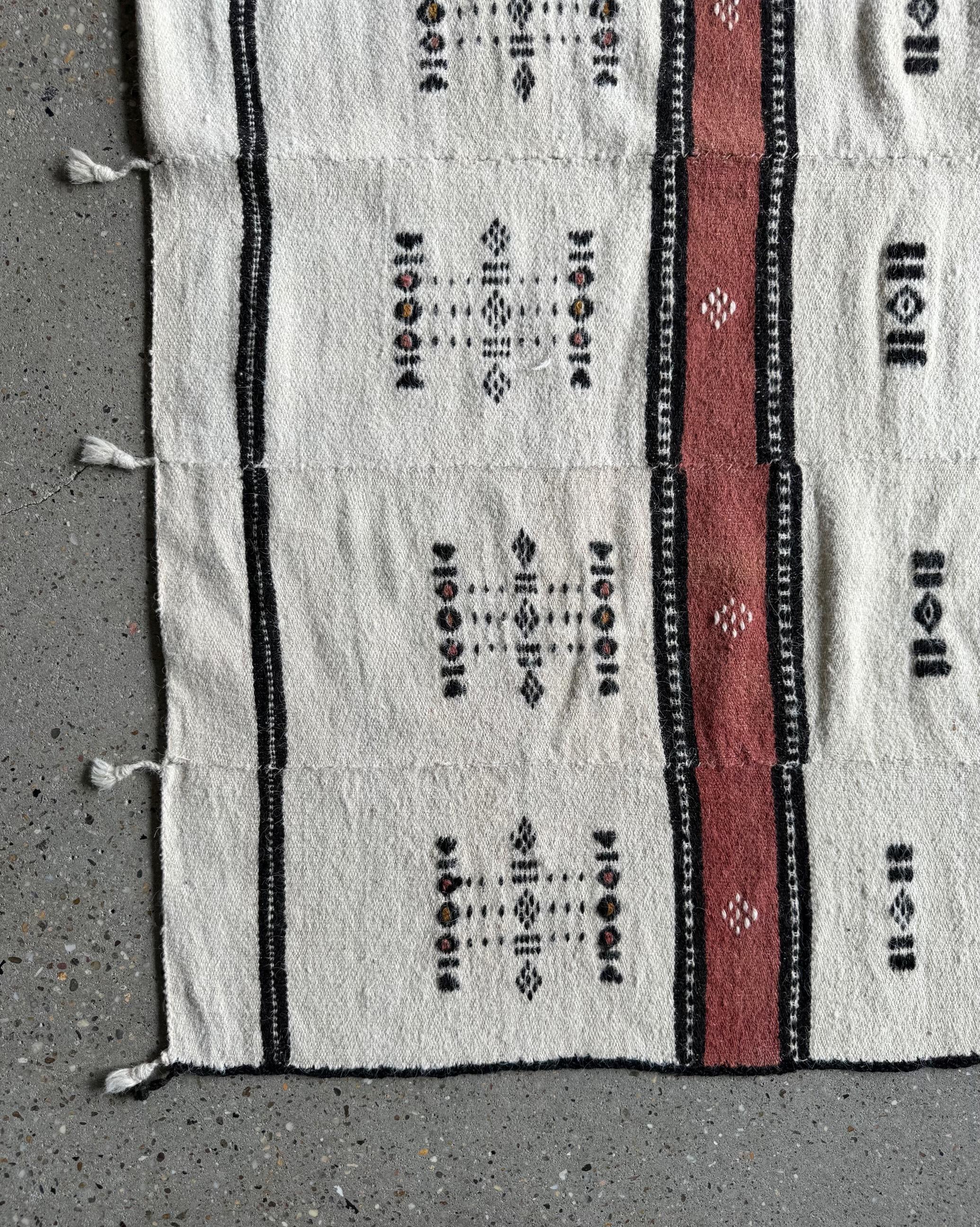 20th Century Sudanese White, Black and Faded Red Wool Blanket In Good Condition For Sale In Chicago, IL