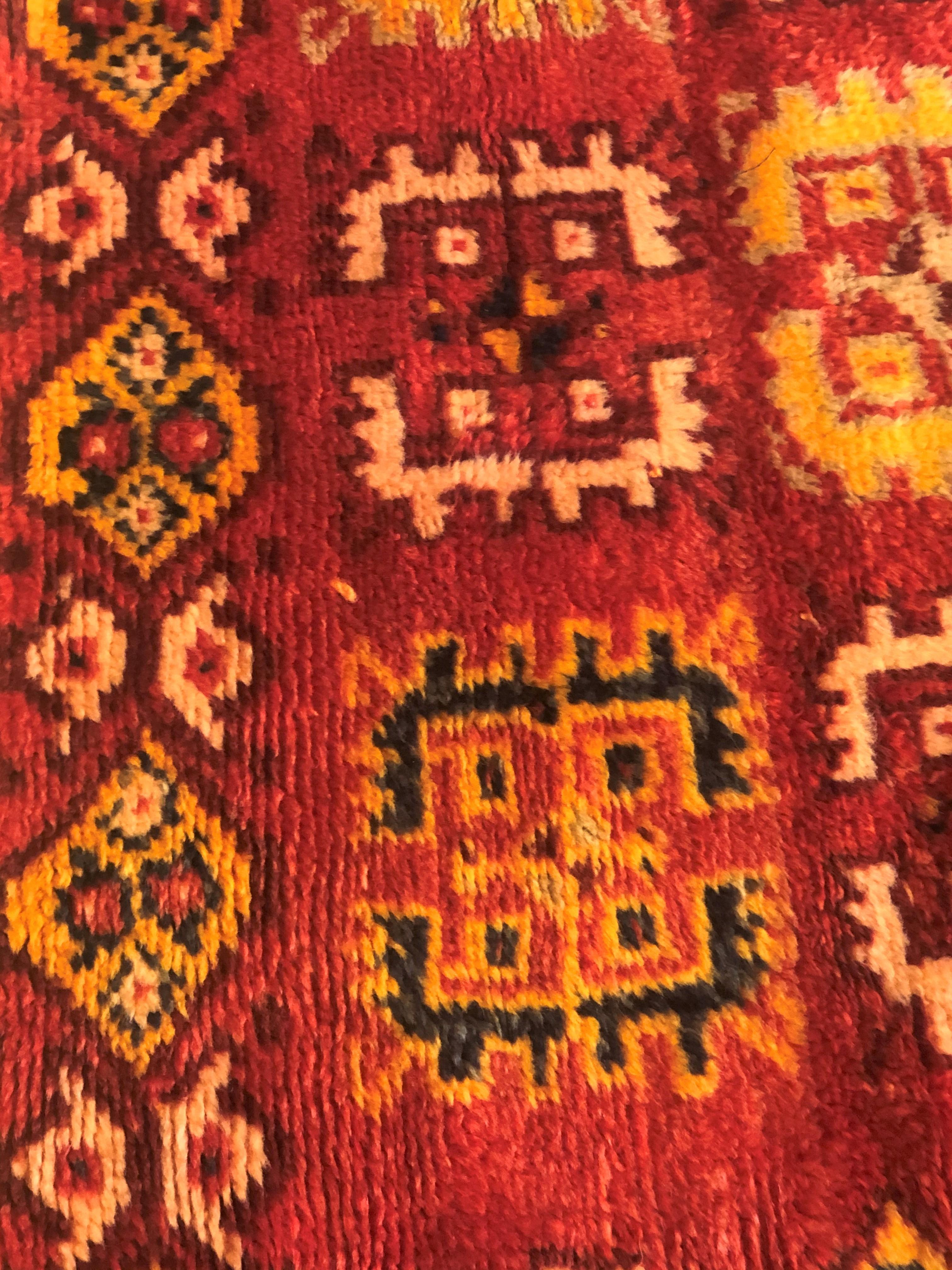 Tapis berbère jaune, orange et bleu des couleurs du soleil du 20ème siècle, vers 1950 en vente 2