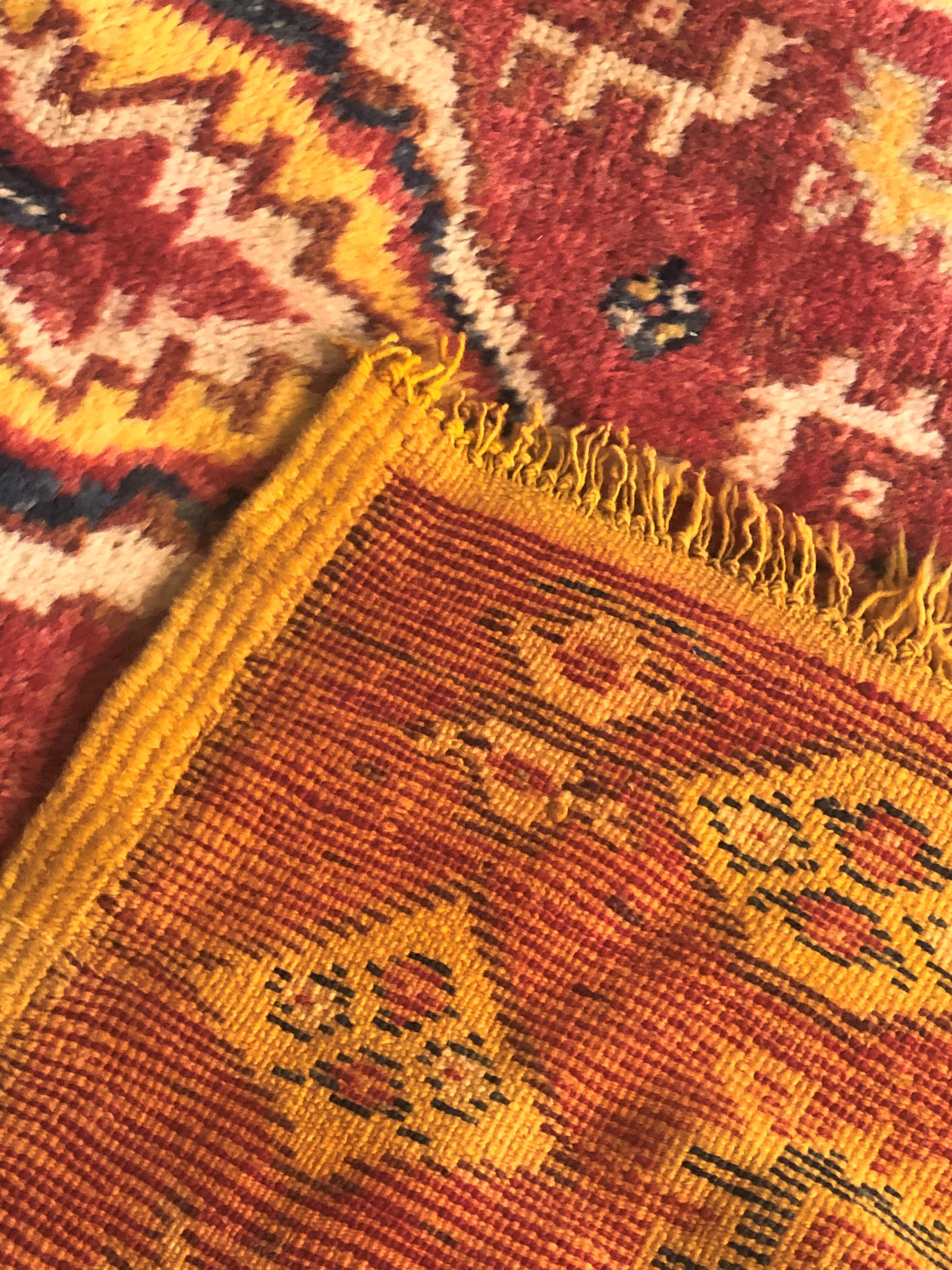 Tapis berbère jaune, orange et bleu des couleurs du soleil du 20ème siècle, vers 1950 en vente 4