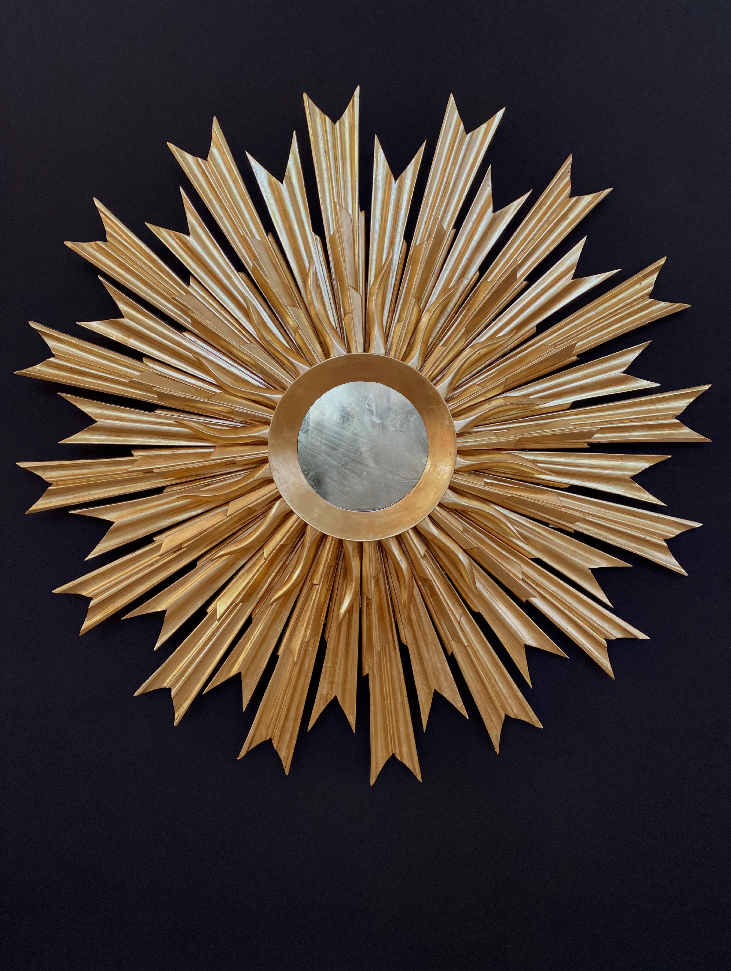Mid-Century moderno Specchio d'oro intagliato a raggi di sole del XX secolo in vendita
