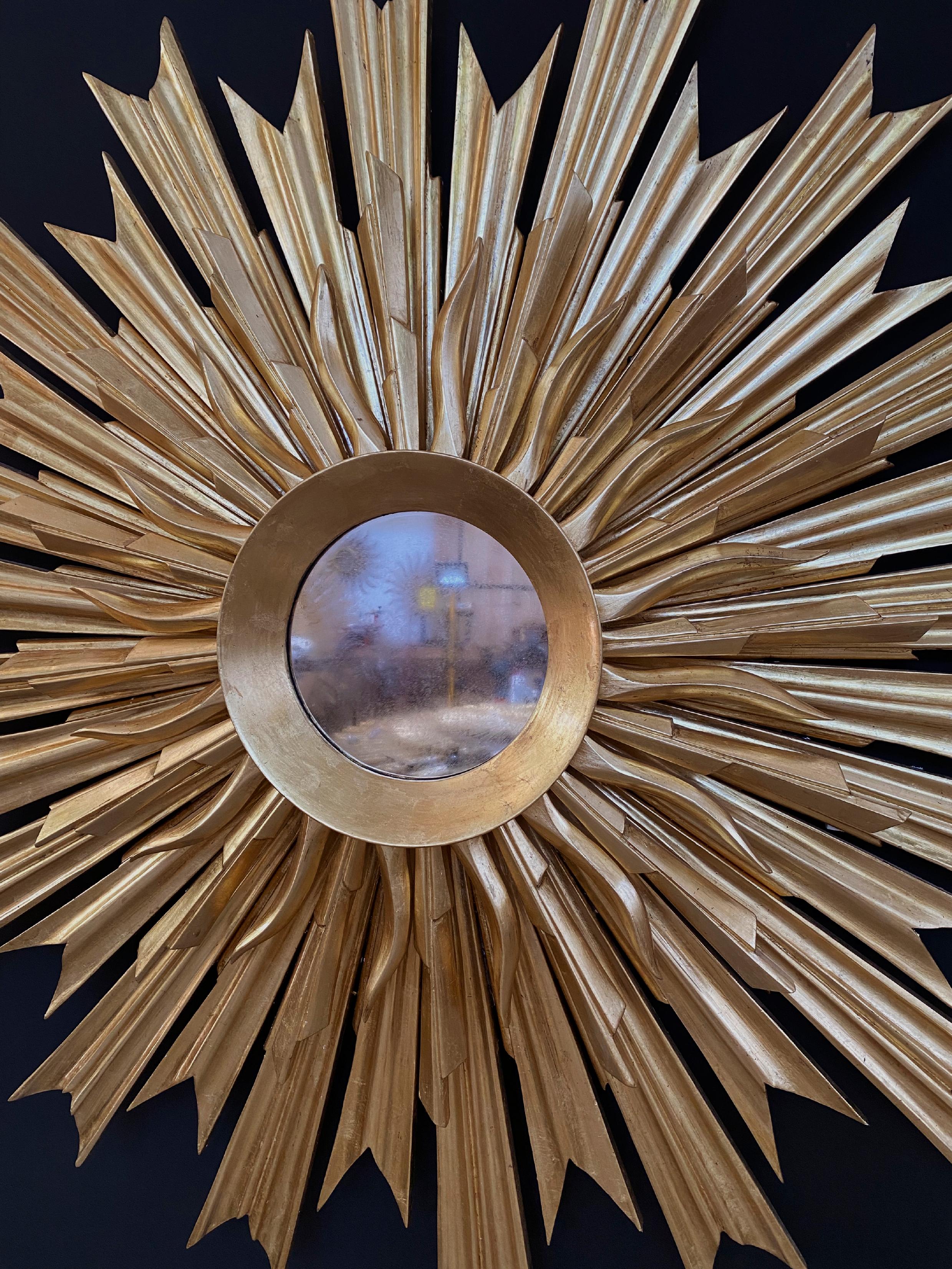 Espejo dorado tallado Sunburst del siglo XX Tallado a mano en venta