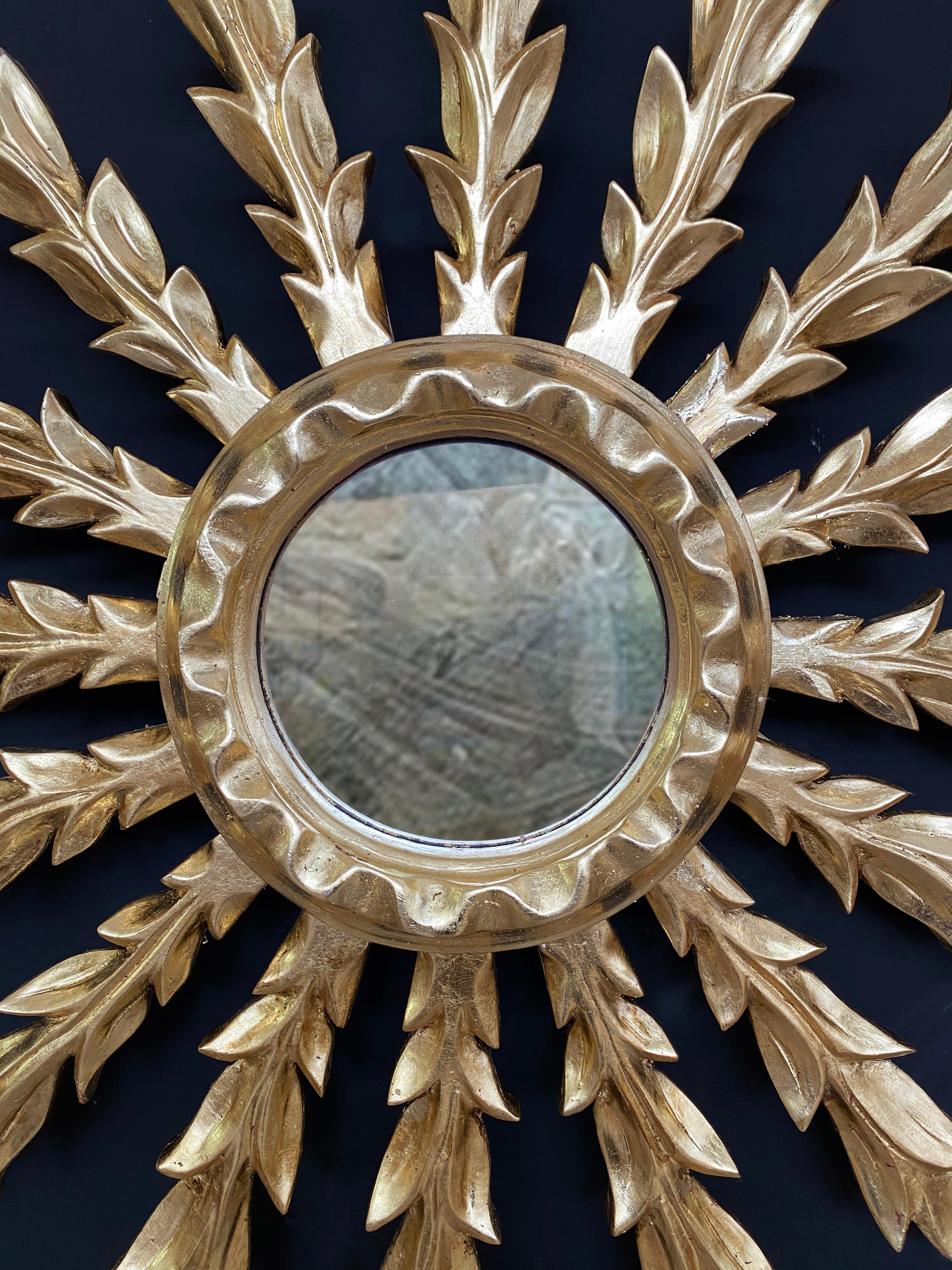 Espejo dorado sunburst del siglo XX Tallado a mano en venta