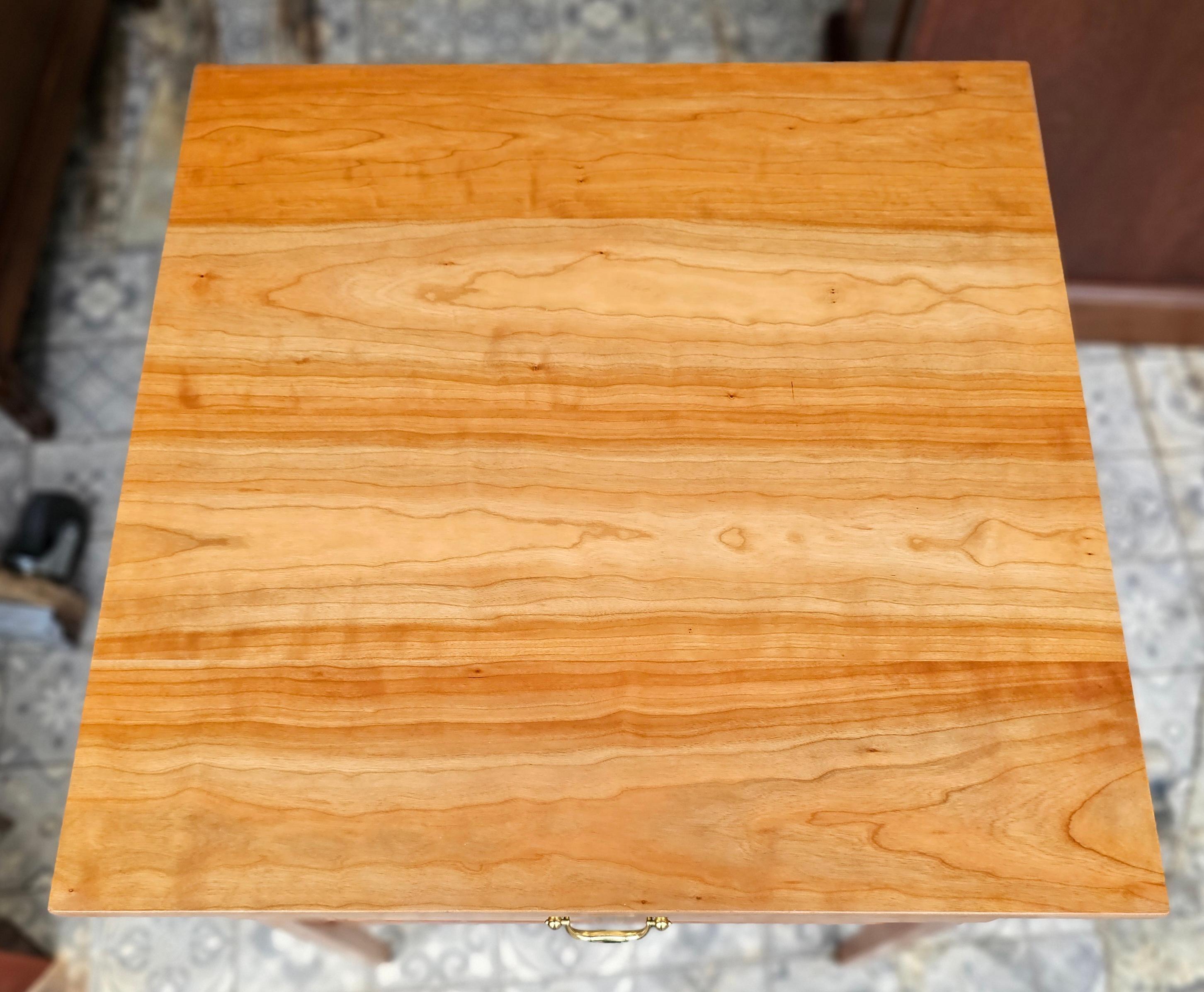 Table d'appoint en cerisier massif reproduction de style fédéral du 20e siècle en vente 2