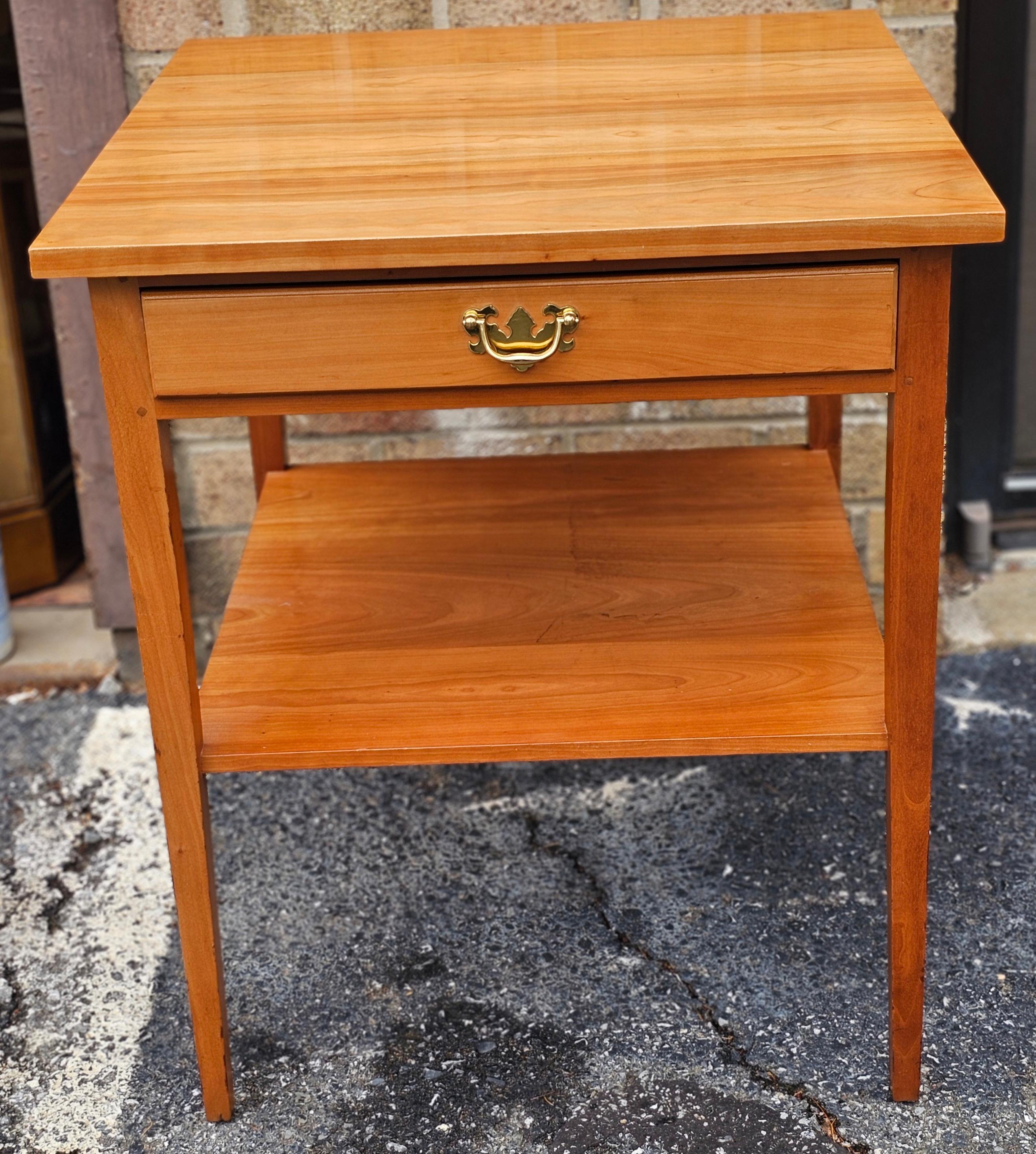 Table d'appoint à un tiroir en cerisier massif de style Feder de la fin du 20e siècle. Mesure 24