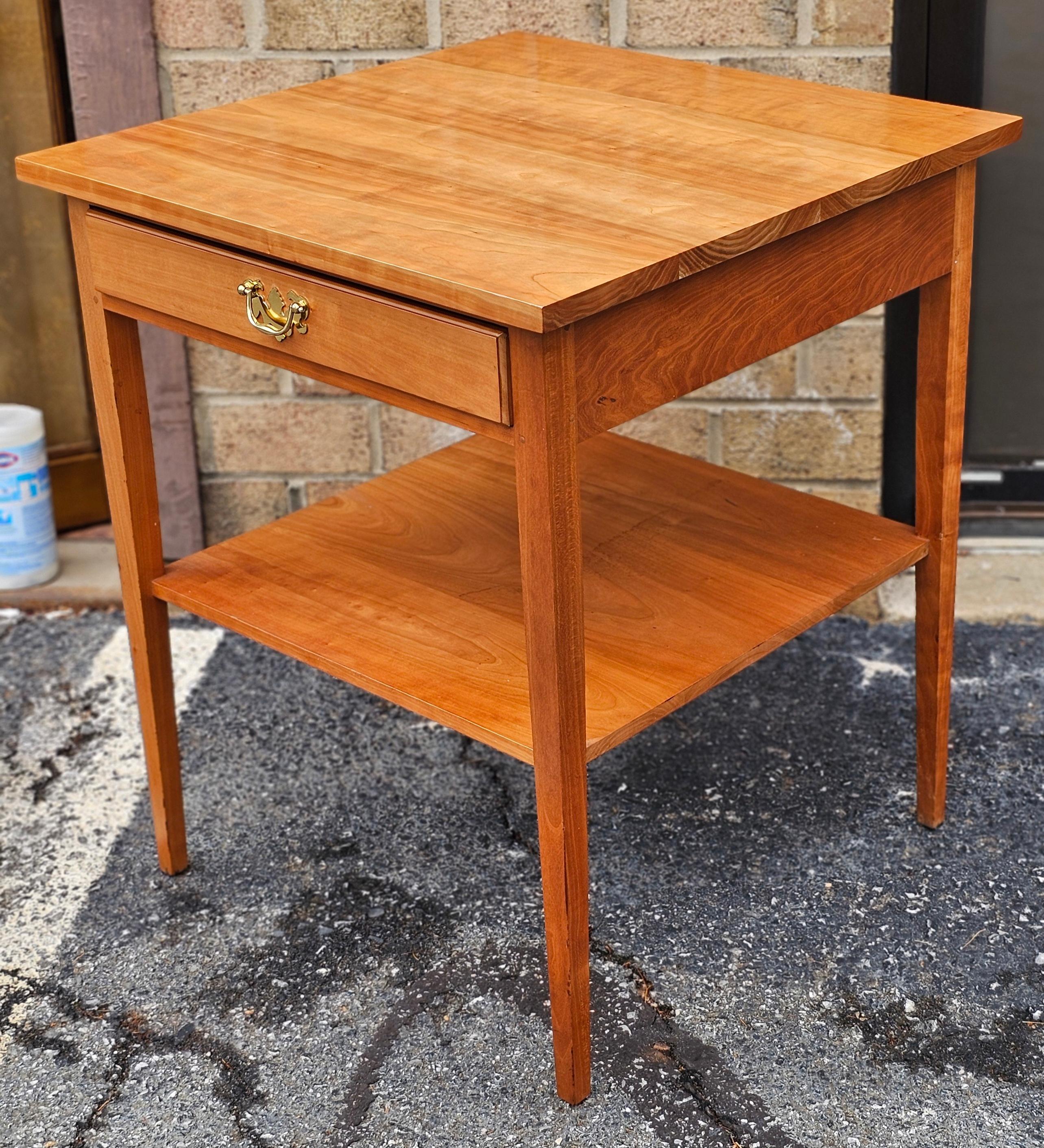 Fédéral Table d'appoint en cerisier massif reproduction de style fédéral du 20e siècle en vente