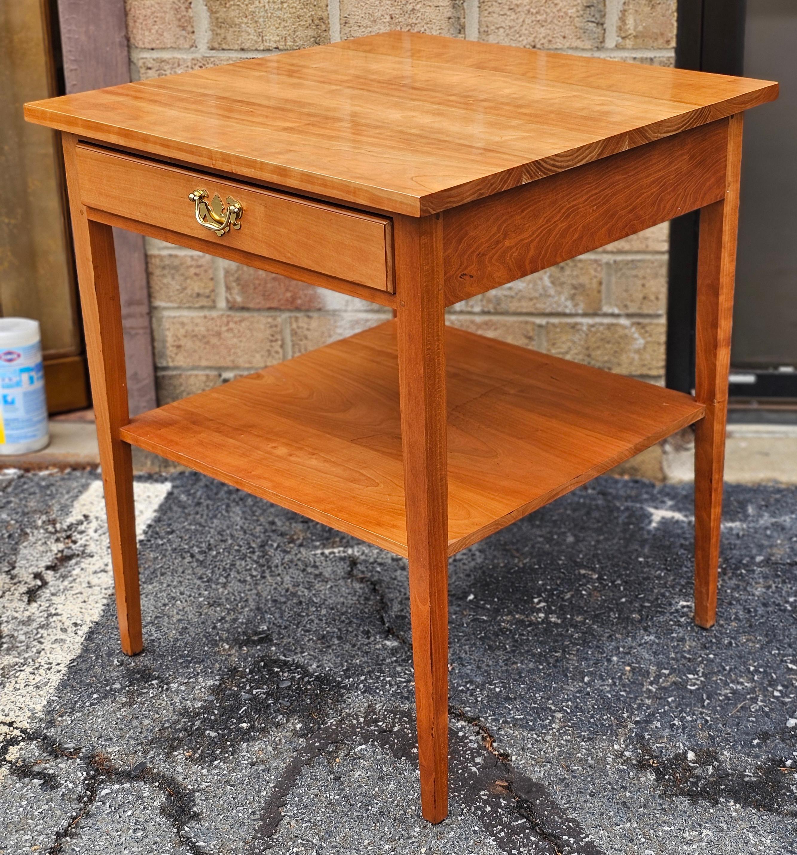 Américain Table d'appoint en cerisier massif reproduction de style fédéral du 20e siècle en vente