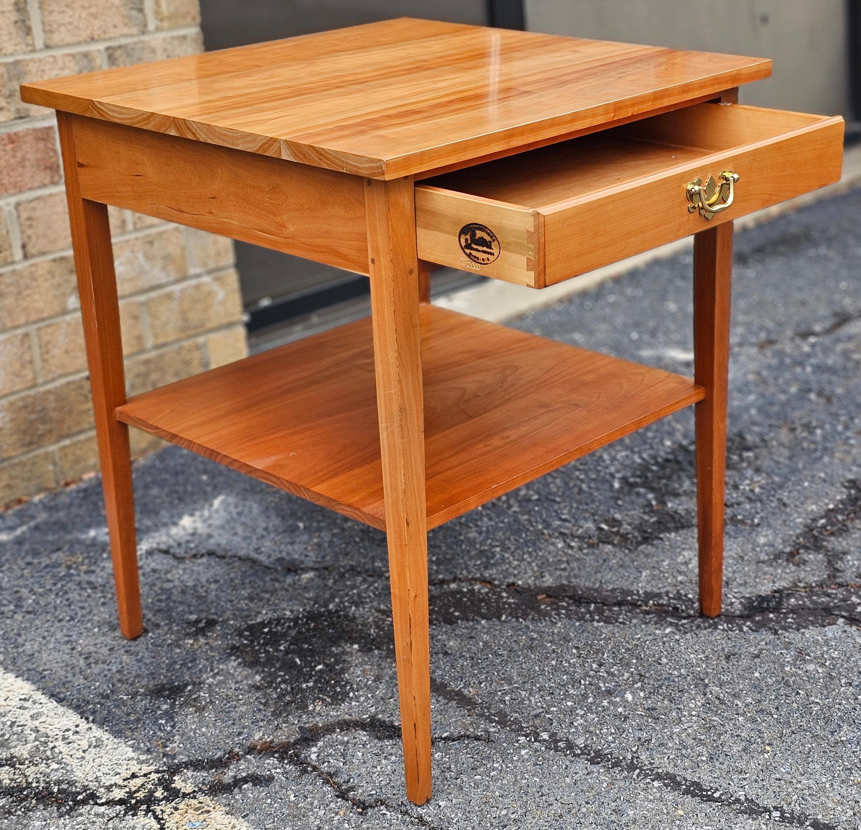 Tacheté Table d'appoint en cerisier massif reproduction de style fédéral du 20e siècle en vente