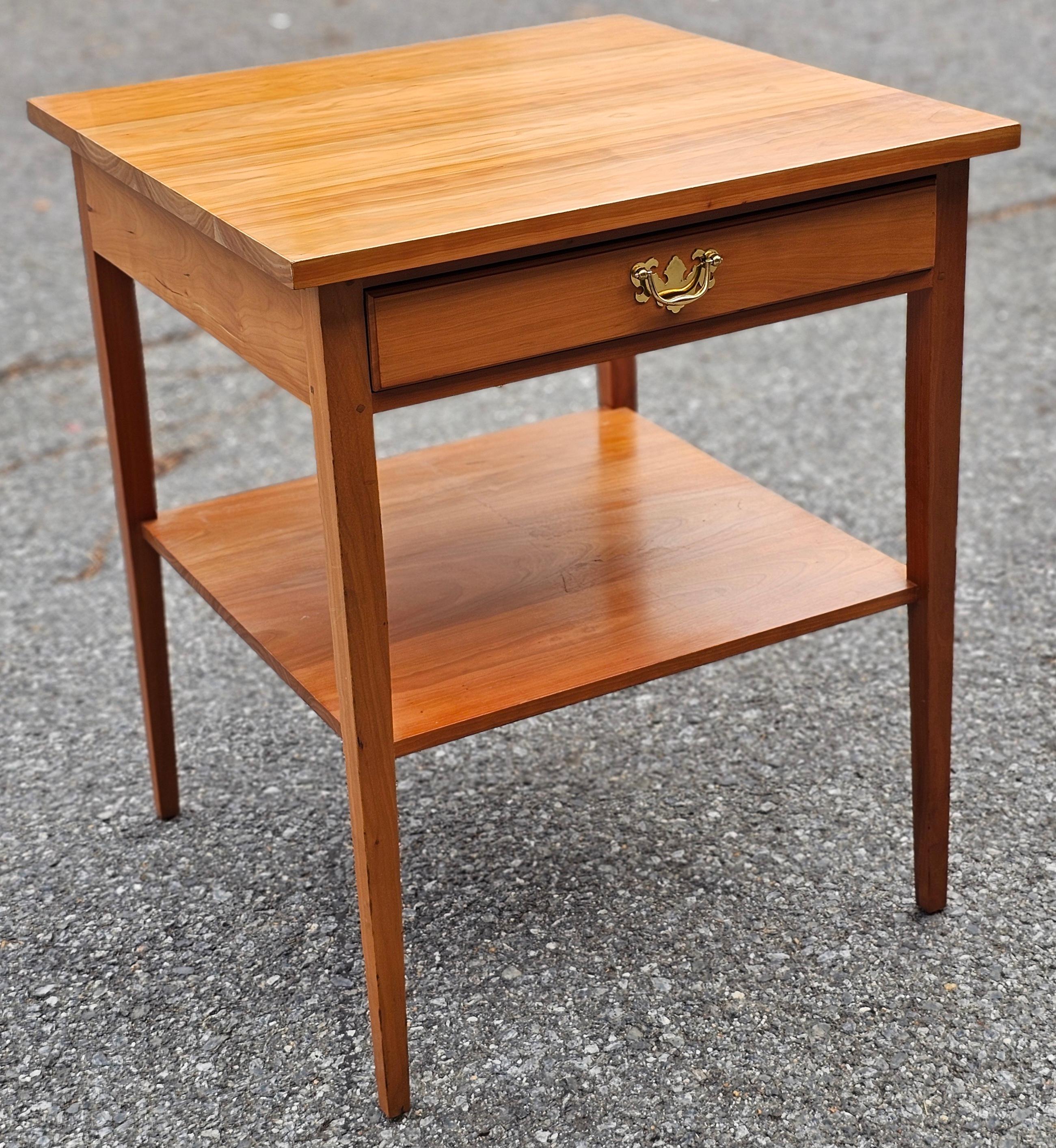Cerise Table d'appoint en cerisier massif reproduction de style fédéral du 20e siècle en vente