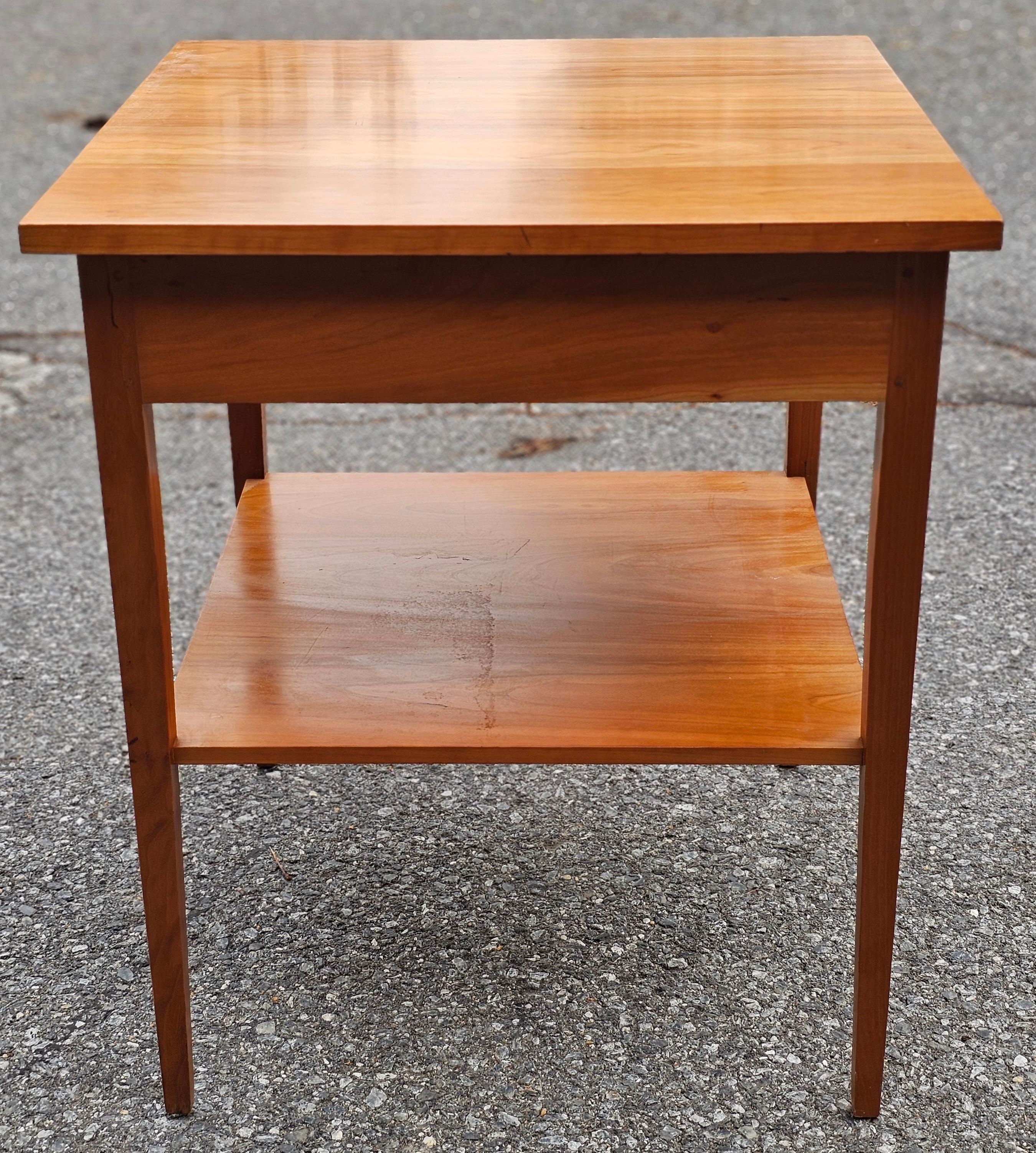 Table d'appoint en cerisier massif reproduction de style fédéral du 20e siècle en vente 1