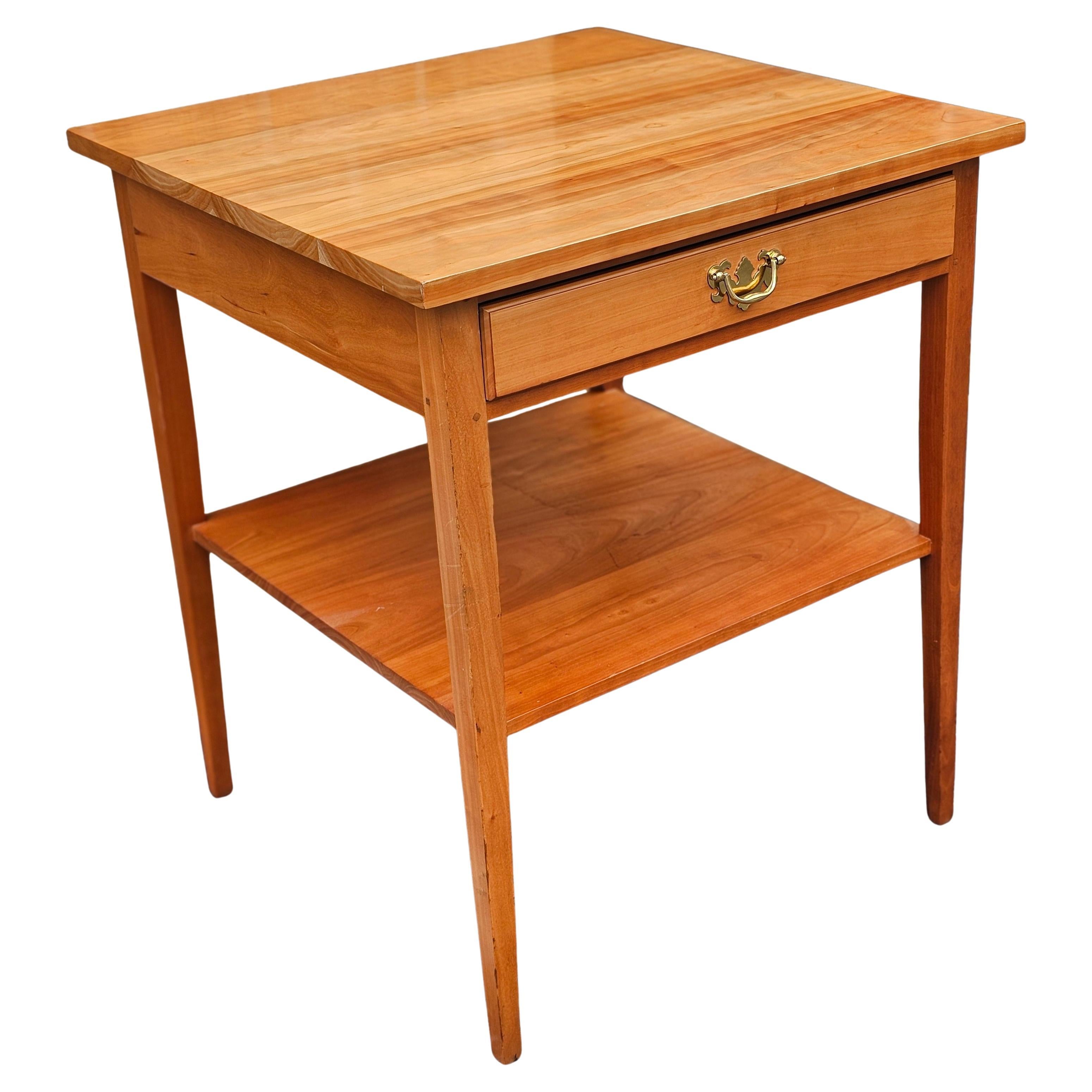 Table d'appoint en cerisier massif reproduction de style fédéral du 20e siècle