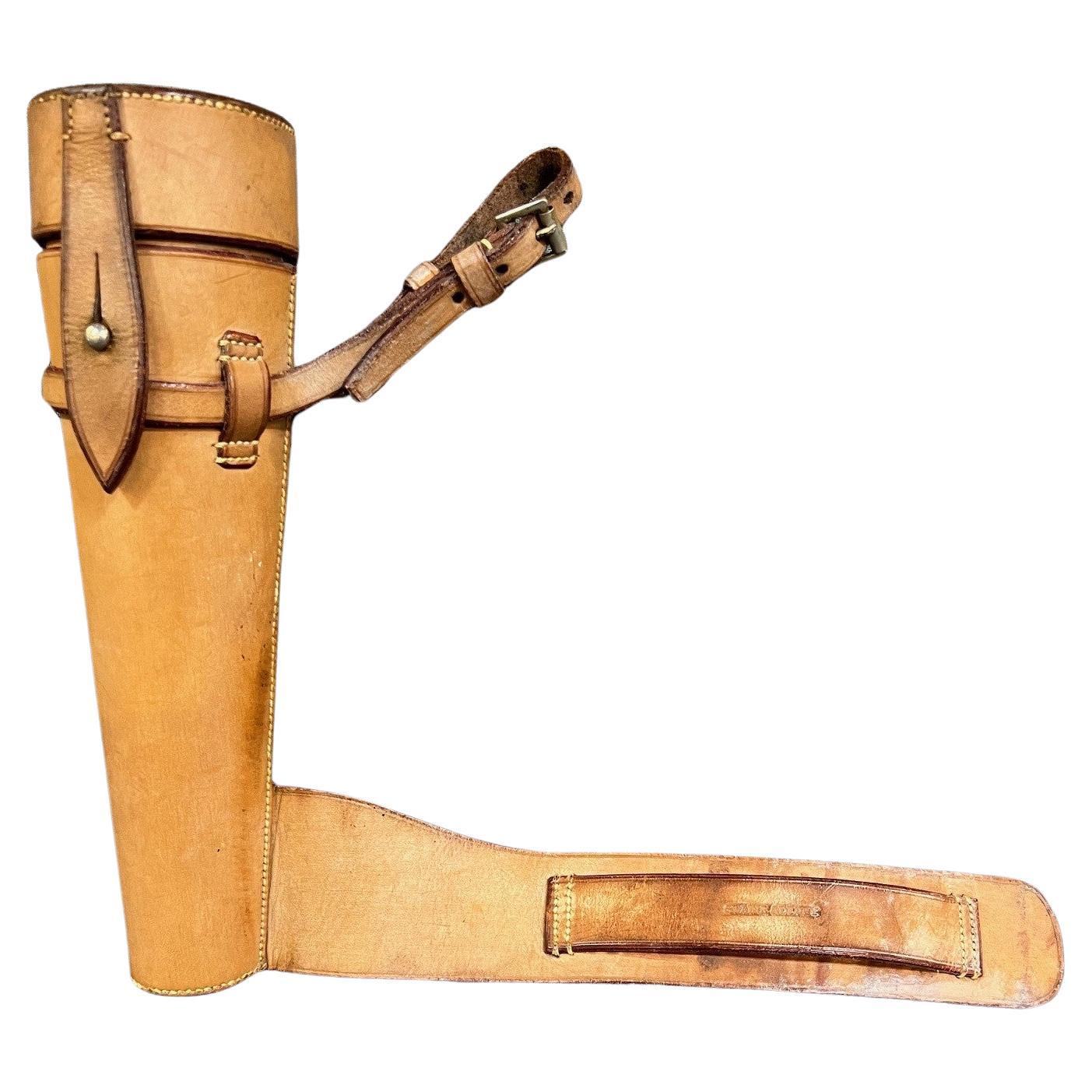 Une flasque anglaise à selle Swaine & Adeney du 20e siècle dans un étui en cuir ajusté. Le flacon conique en verre a un couvercle en argent, sans marque, probablement plaqué argent. L'étui en cuir est signé Swaine & Adeney, une boutique de produits
