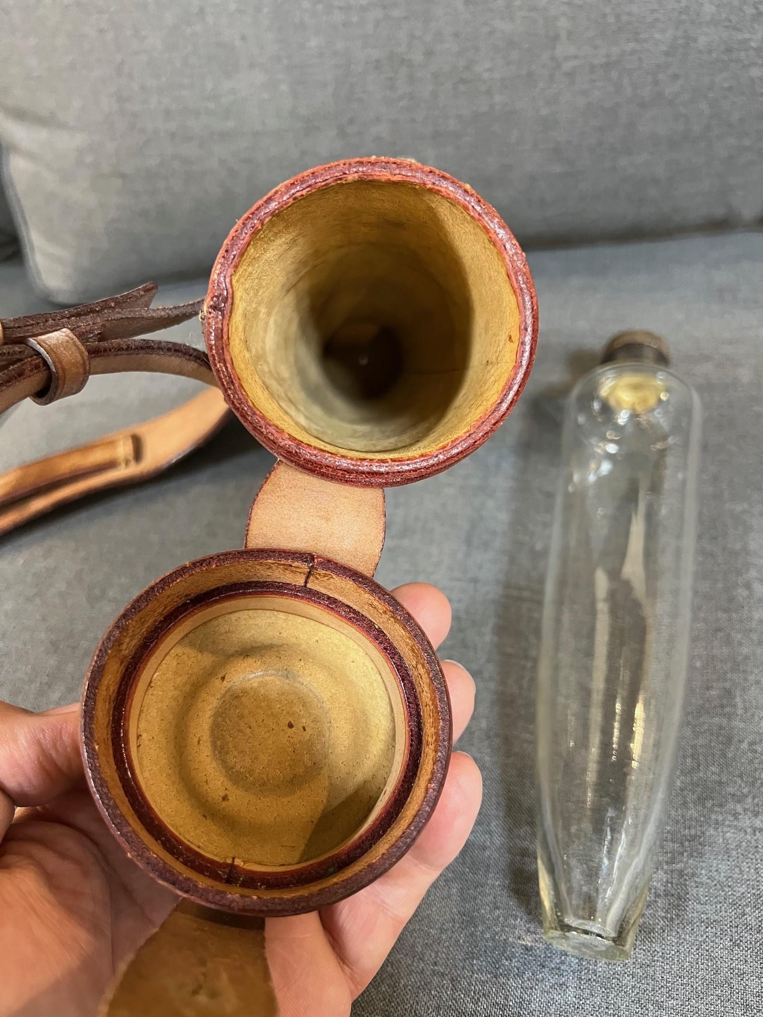 Anglais Flacon de selle en verre Swaine & Adeney du 20ème siècle dans un étui en cuir ajusté en vente