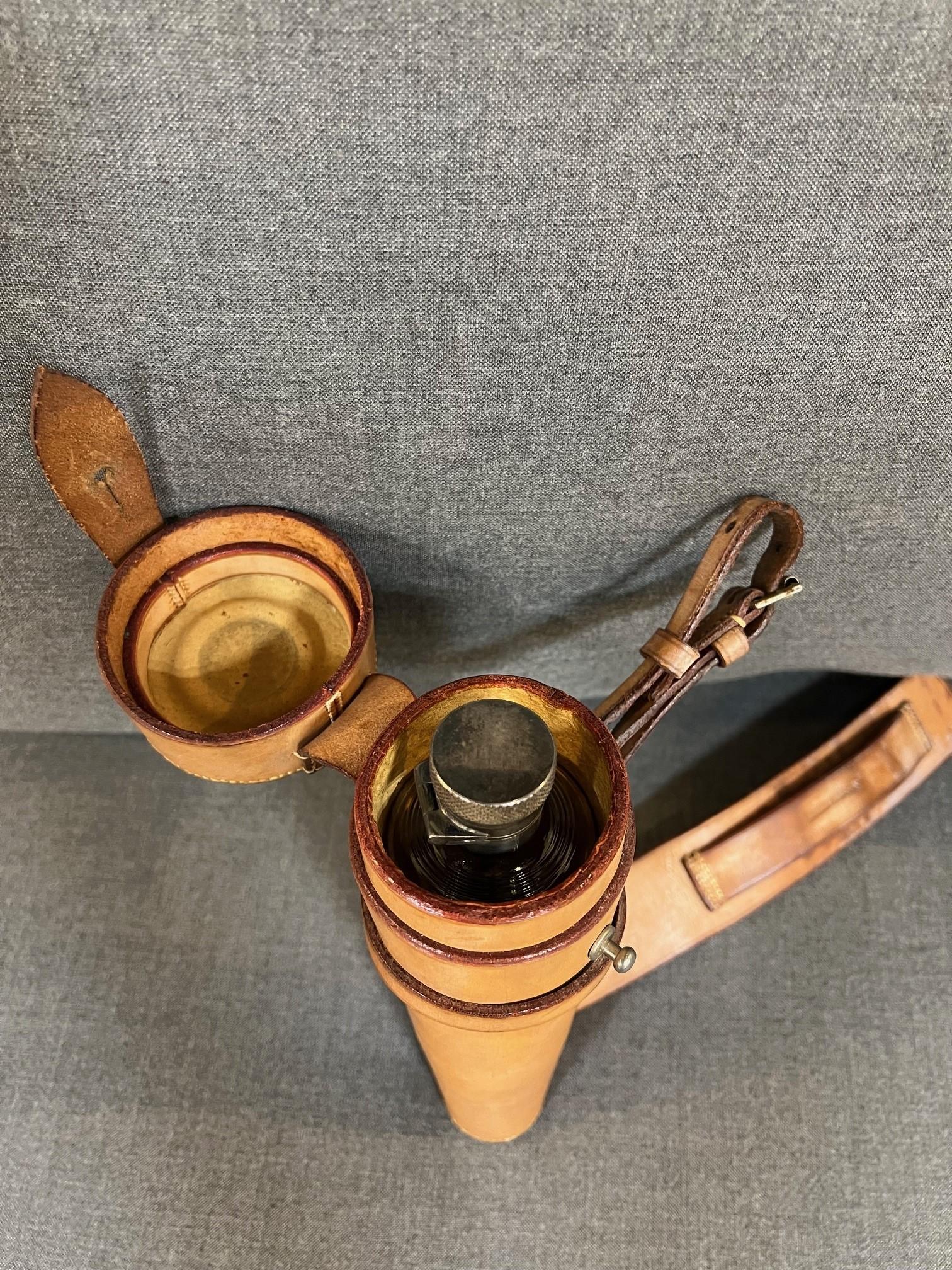 Cuir Flacon de selle en verre Swaine & Adeney du 20ème siècle dans un étui en cuir ajusté en vente