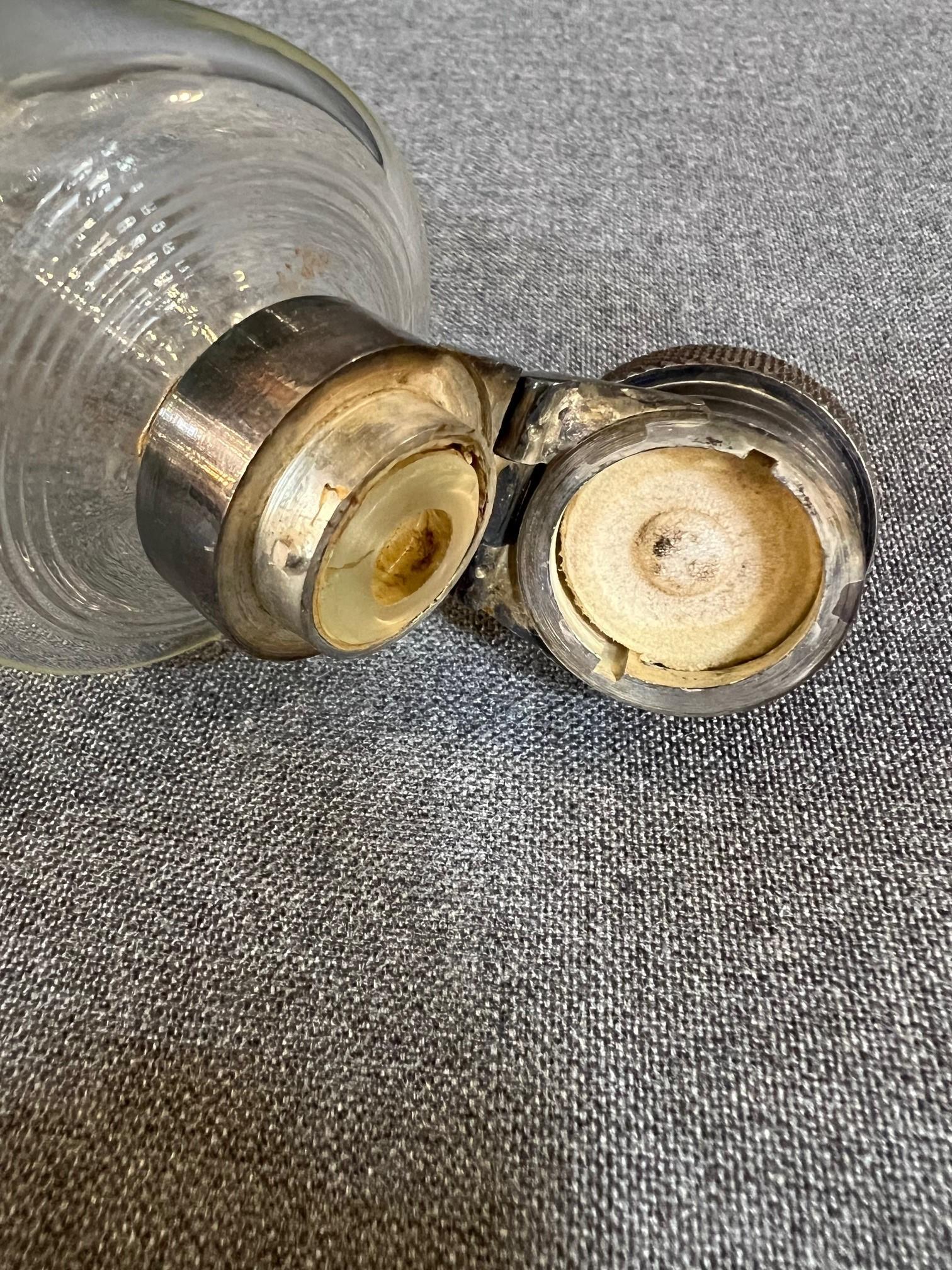 Flacon de selle en verre Swaine & Adeney du 20ème siècle dans un étui en cuir ajusté en vente 2
