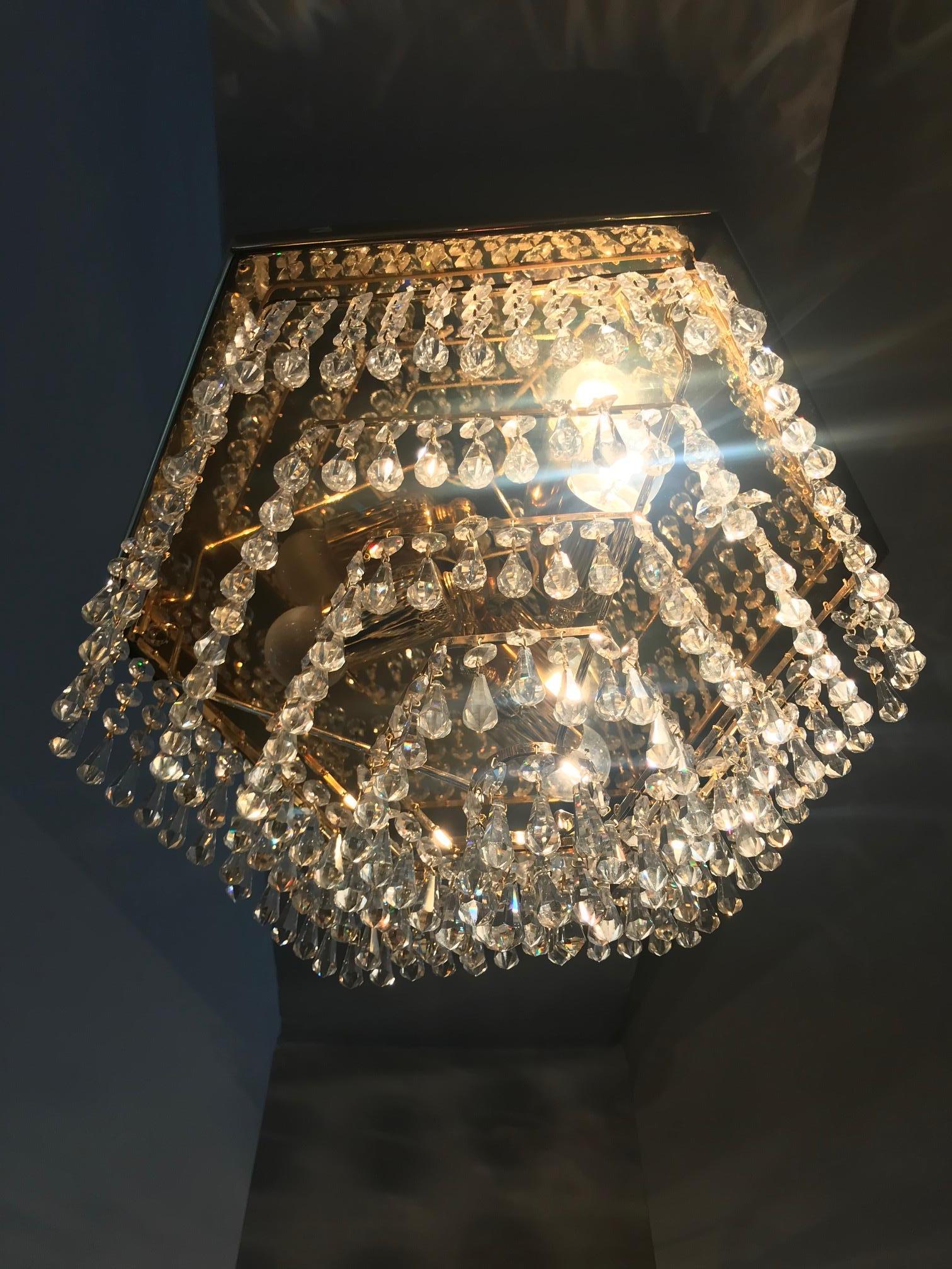 Very nice 20th century Swarovski crystal and brass pendant from the 1960s. 
3 bulbs. Beautiful quality. 
Good condition.