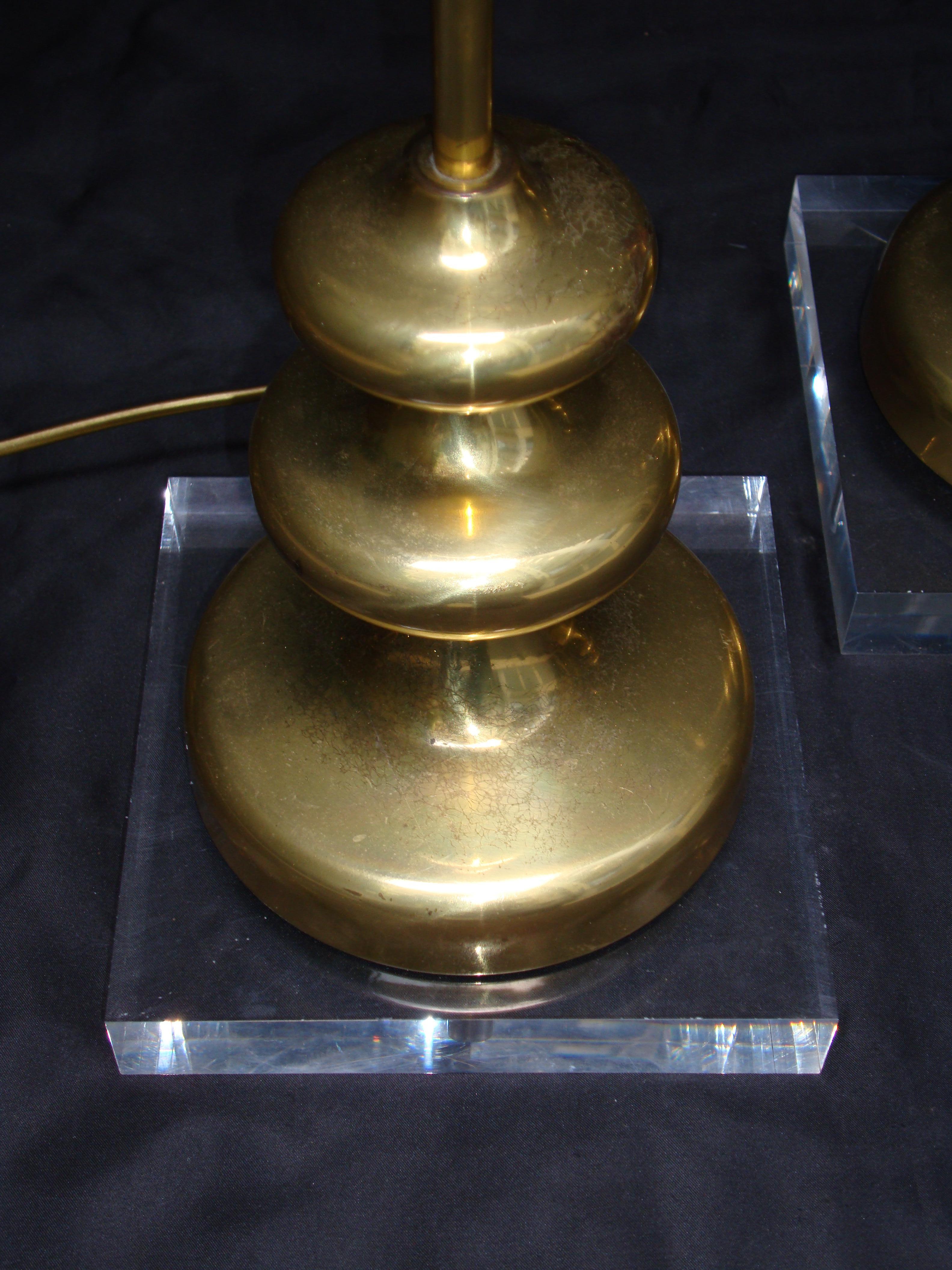 Pair of turned brass table lamps on Lucite bases, late 20th century and circa 1980. Probably Swedish manufacture.
Lucite base 18 x 18 x 3 cm.