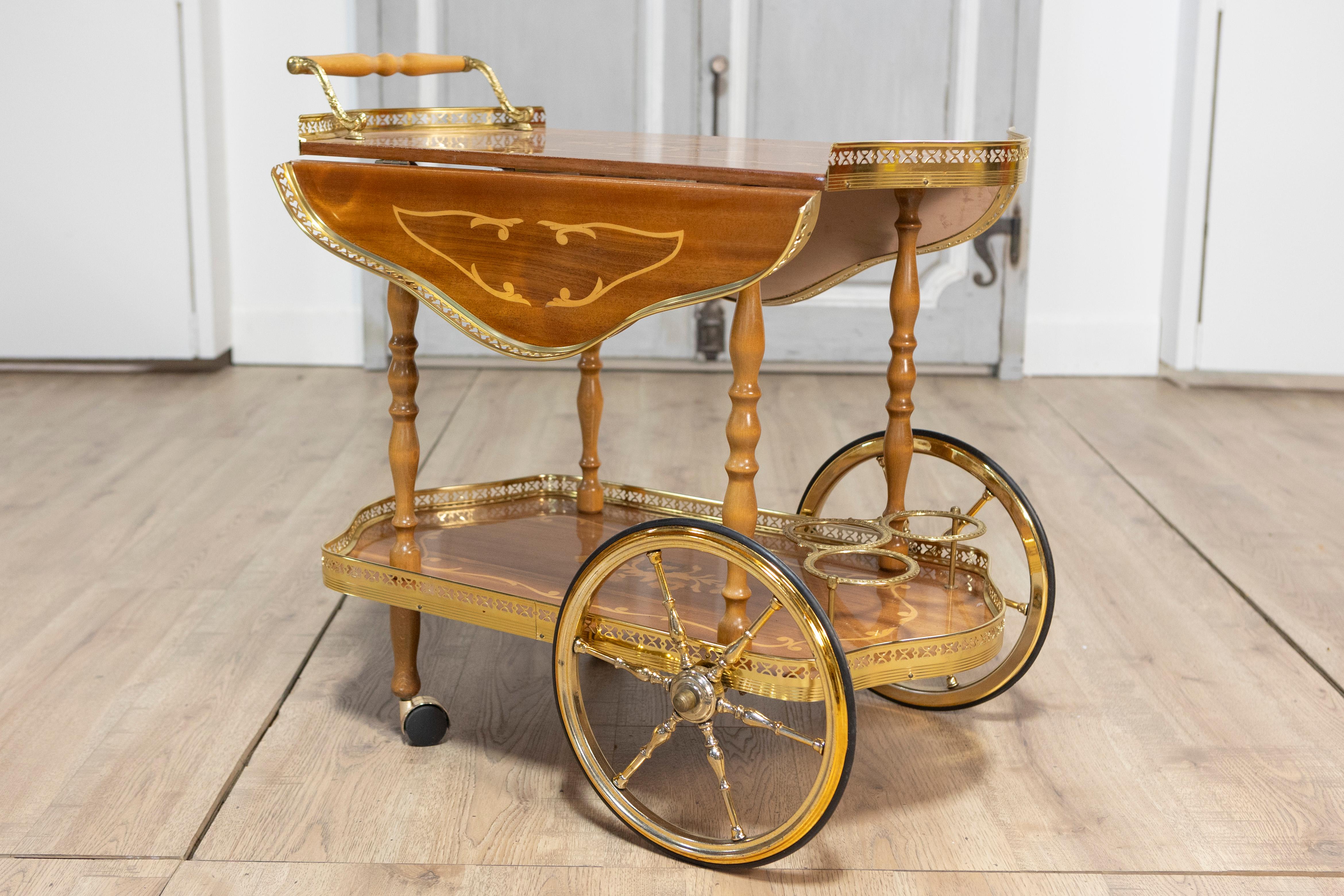 Voici une description détaillée du chariot de bar :

Un élégant chariot de bar suédois du XXe siècle, alliant fonctionnalité et design raffiné. Le chariot est fabriqué en bois riche avec une finition chaude, avec des détails de marqueterie complexes