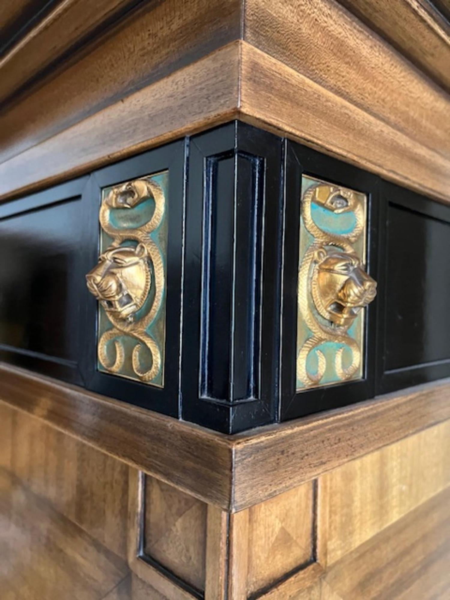 Elegante mobile svedese in stile neoclassico degli anni '30, ispirato allo stile Karl Johan (Impero Svedese) dei primi anni del XIX secolo.

Questo imponente pezzo combina linee scandinave pulite con raffinati dettagli neoclassici. La facciata