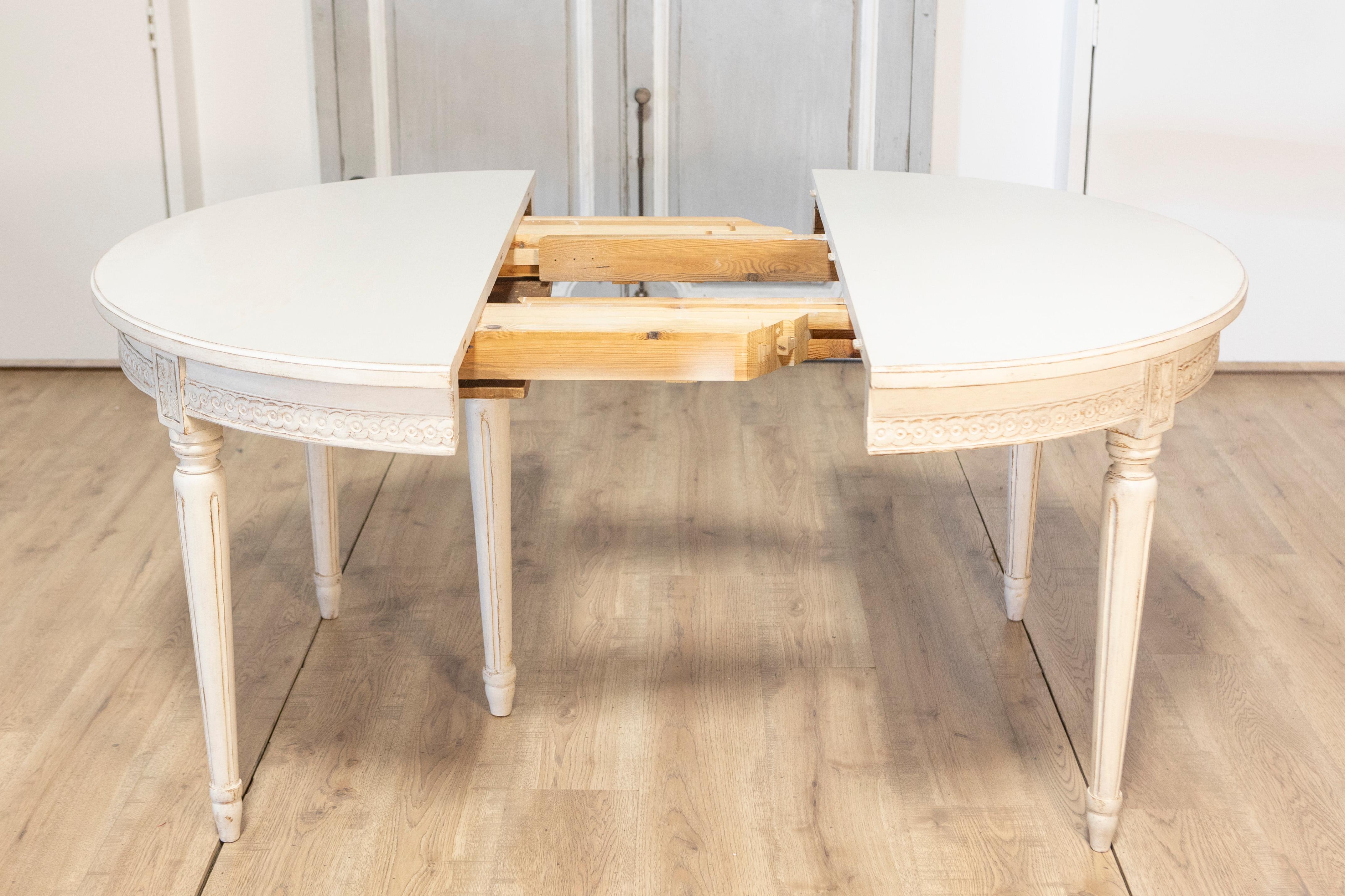 20th Century Swedish Extension Table with Three Leaves In Good Condition In Atlanta, GA