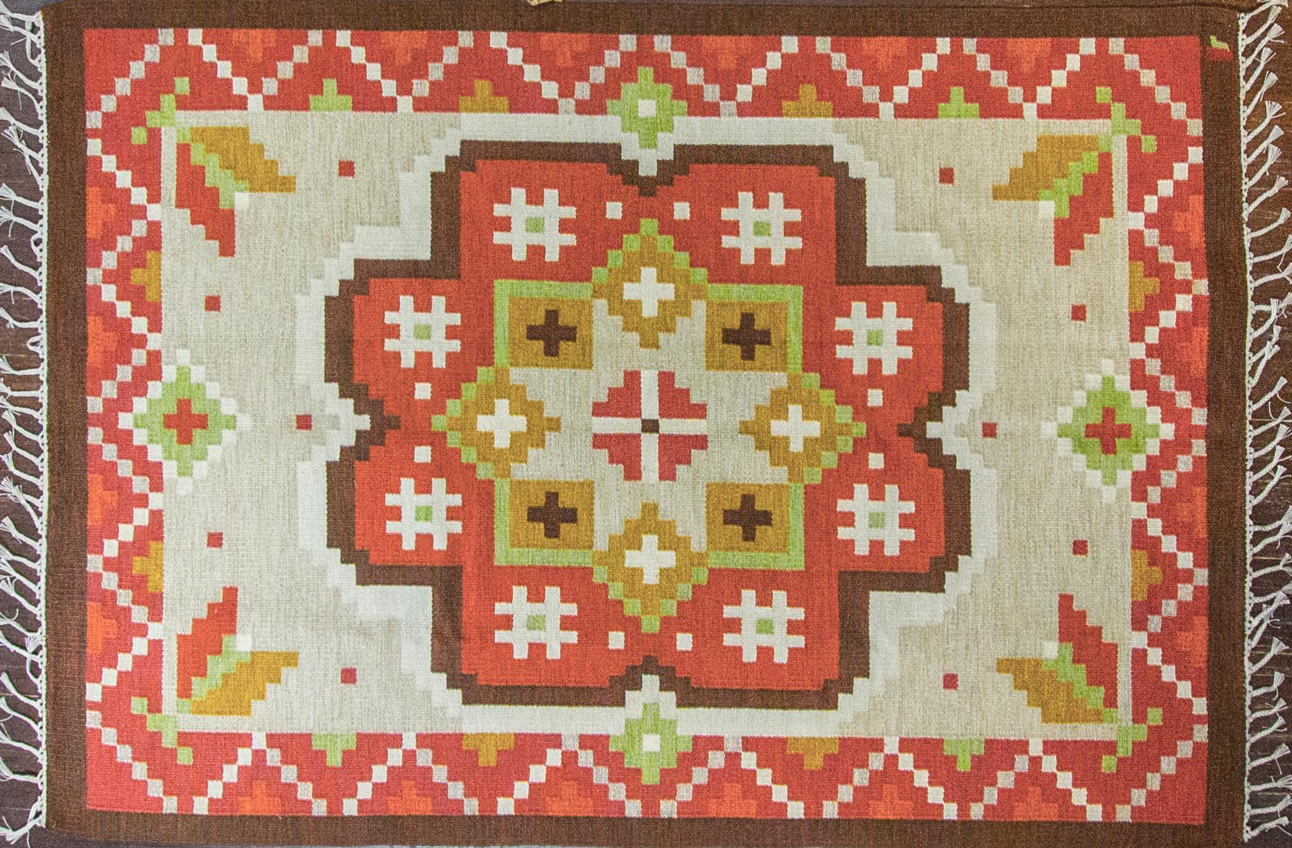 20th century Swedish flat-weave carpet.
Appealing and memorable flat-woven designs of the mid-20th century.
Handwoven wool. Different shades of light color yellow and grey are the dominant colors accompanied by and golden colored geometric pattern.