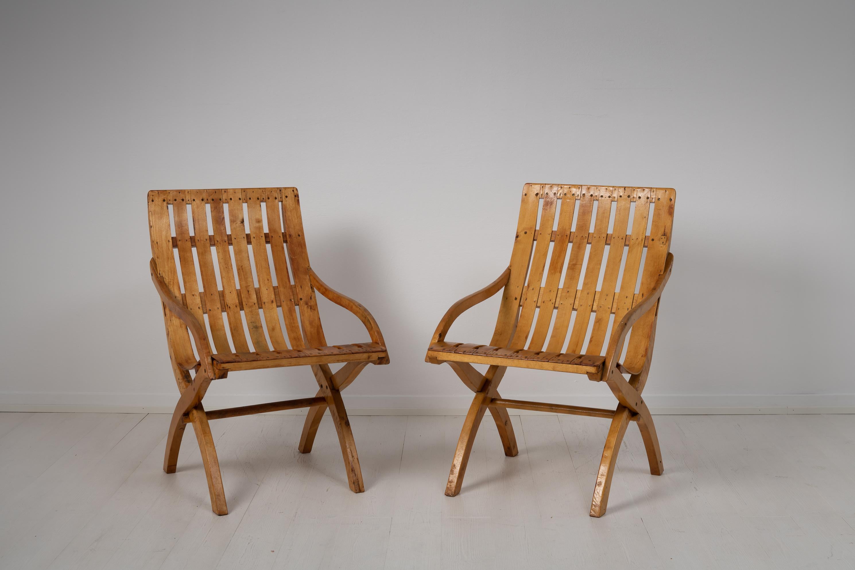 Fauteuils en bois brut de pin et de bouleau des années 1930, pendant la période de la Grâce suédoise. Les chaises sont en bois nu et présentent les caractéristiques typiques du design suédois de l'époque. Avec des designs équilibrés et une élégance