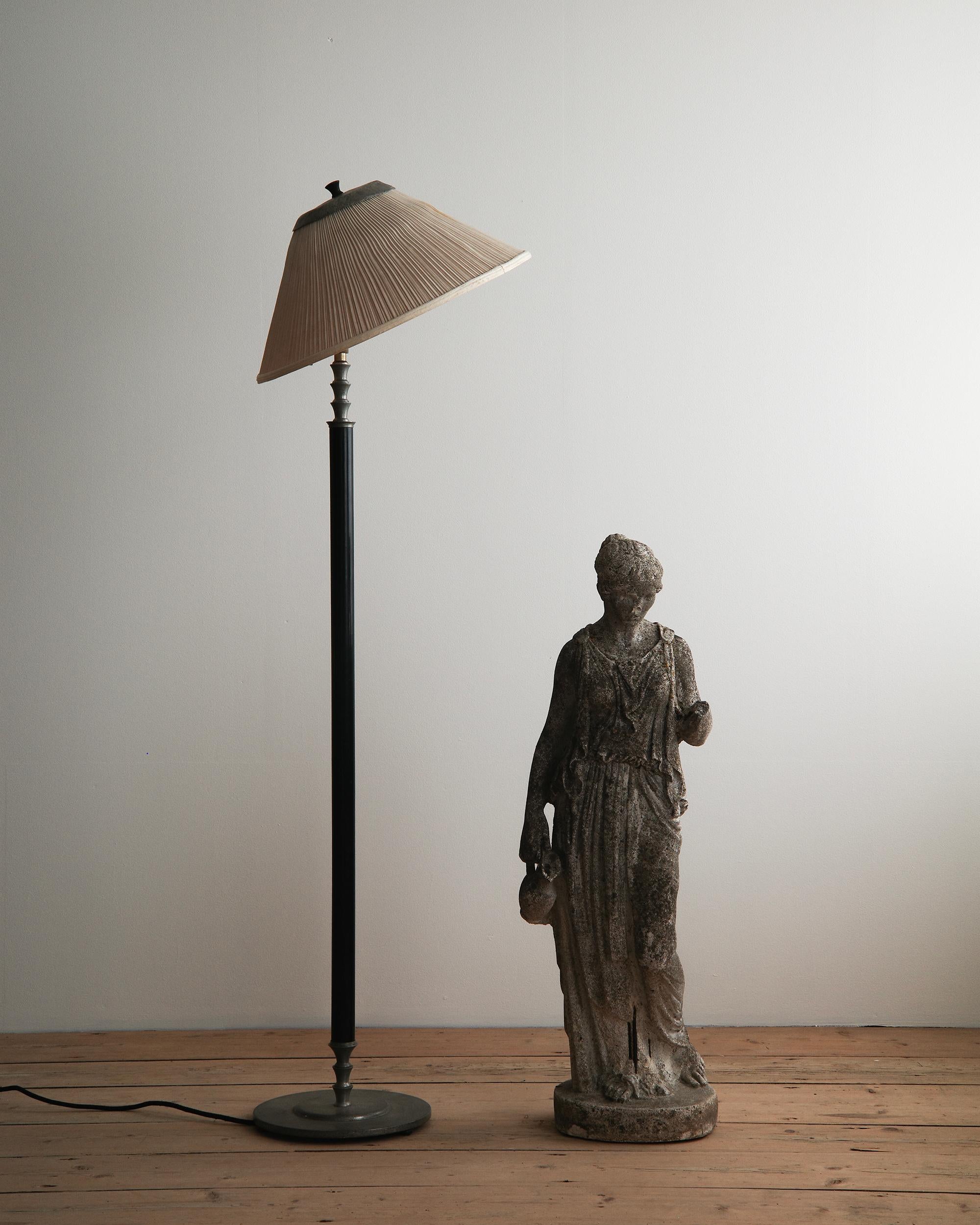 Lampadaire suédois Grace / Art Deco du 20e siècle avec abat-jour articulé. Matière : étain et bois. Suède des années 1920. 

