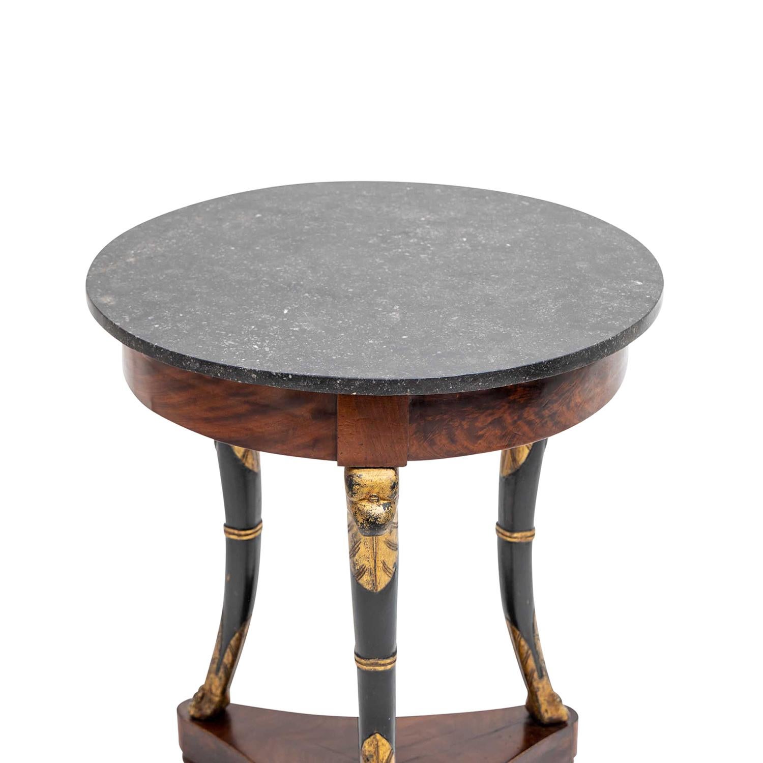 Bois doré Table d'appoint ronde Empire française du 19ème siècle en acajou - Table ancienne en marbre en vente