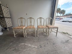 Conjunto de comedor sueco del siglo XX, de estilo gustaviano, con mesa de pino y cuatro sillas