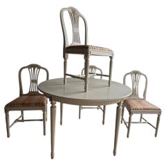Conjunto de comedor sueco del siglo XX, de estilo gustaviano, con mesa de pino y cuatro sillas